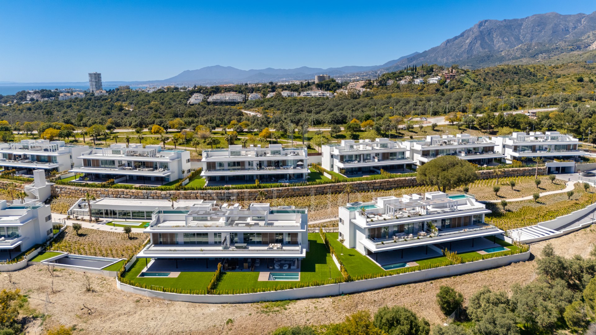 Nuevo, elegante apartamento duplex de cuatro dormitorios situado en Santa Clara, Marbella Este