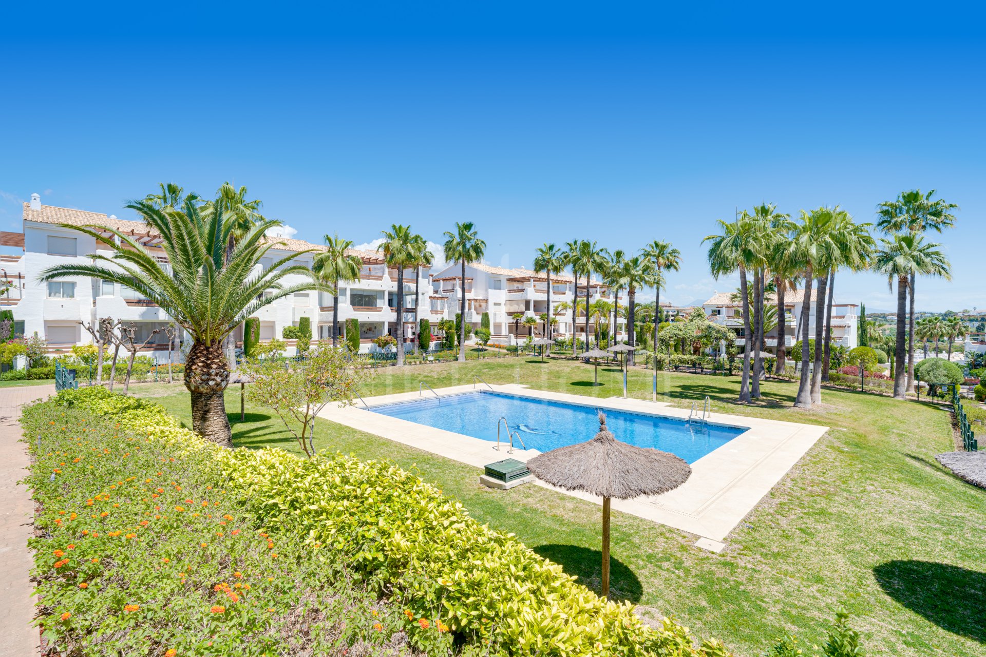 Elegante apartamento de tres dormitorios en primera planta situado en la comunidad cerrada de Selwo Hills, Estepona