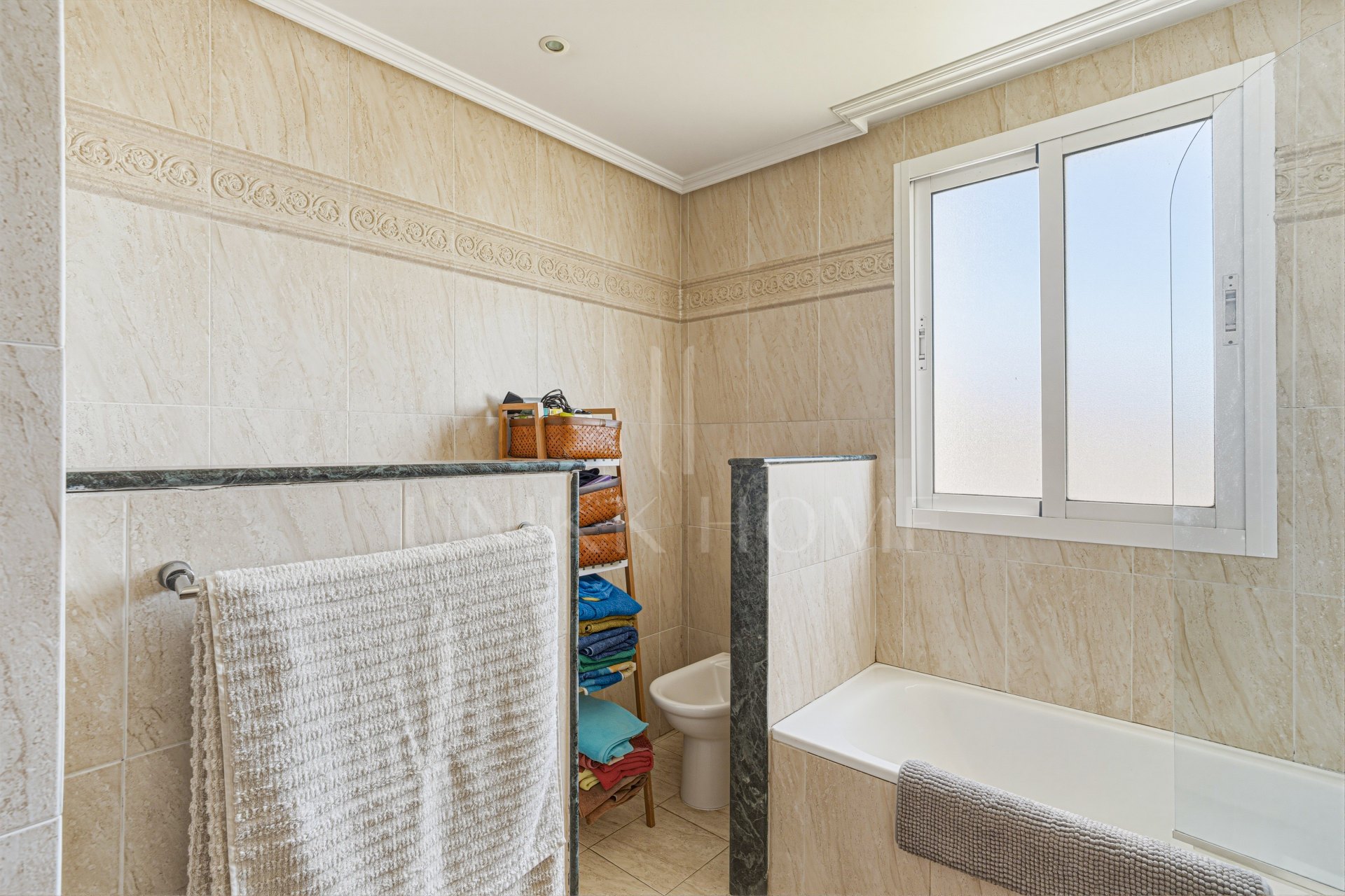 Elegante apartamento de tres dormitorios en primera planta situado en la comunidad cerrada de Selwo Hills, Estepona