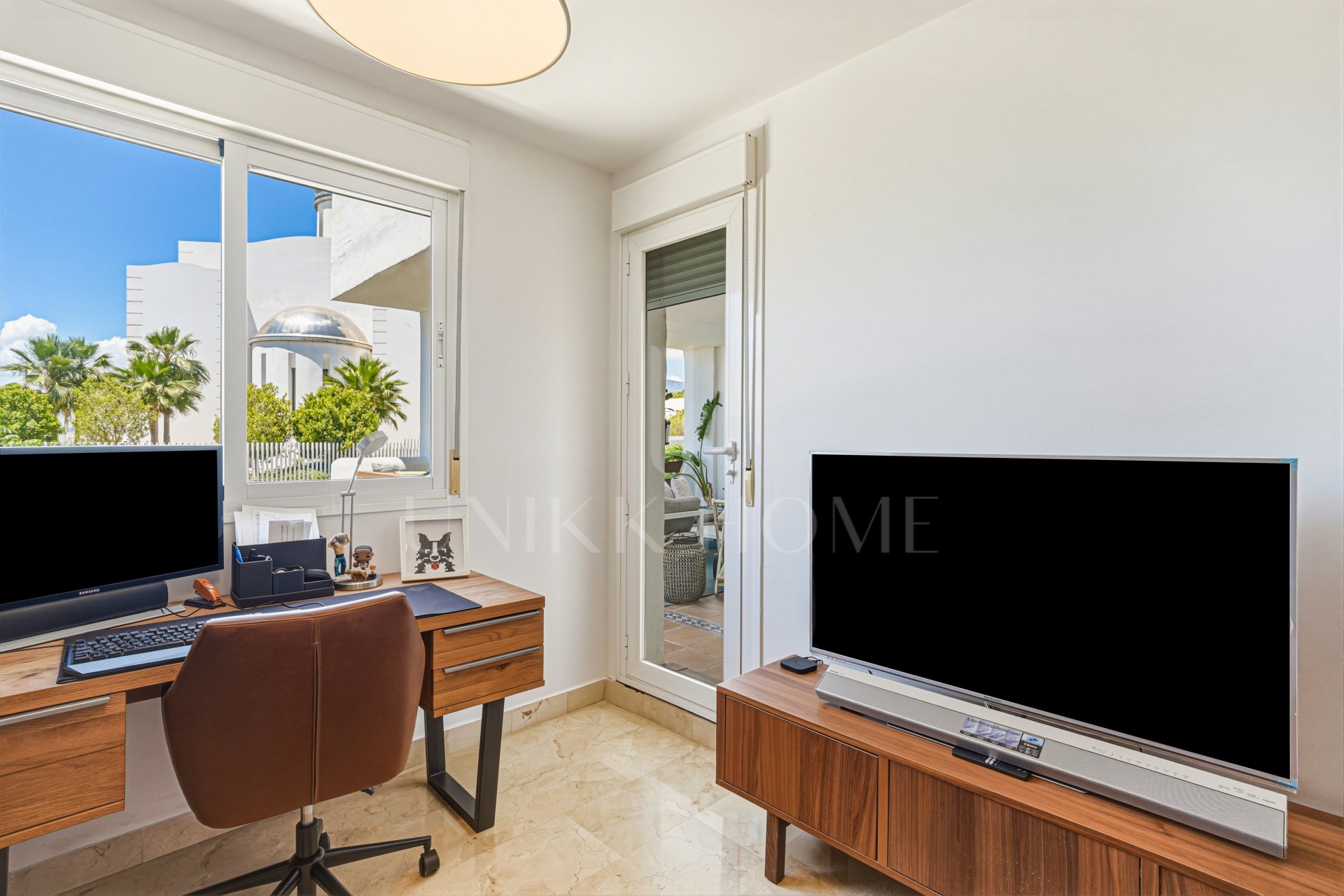 Elegante apartamento de tres dormitorios en primera planta situado en la comunidad cerrada de Selwo Hills, Estepona