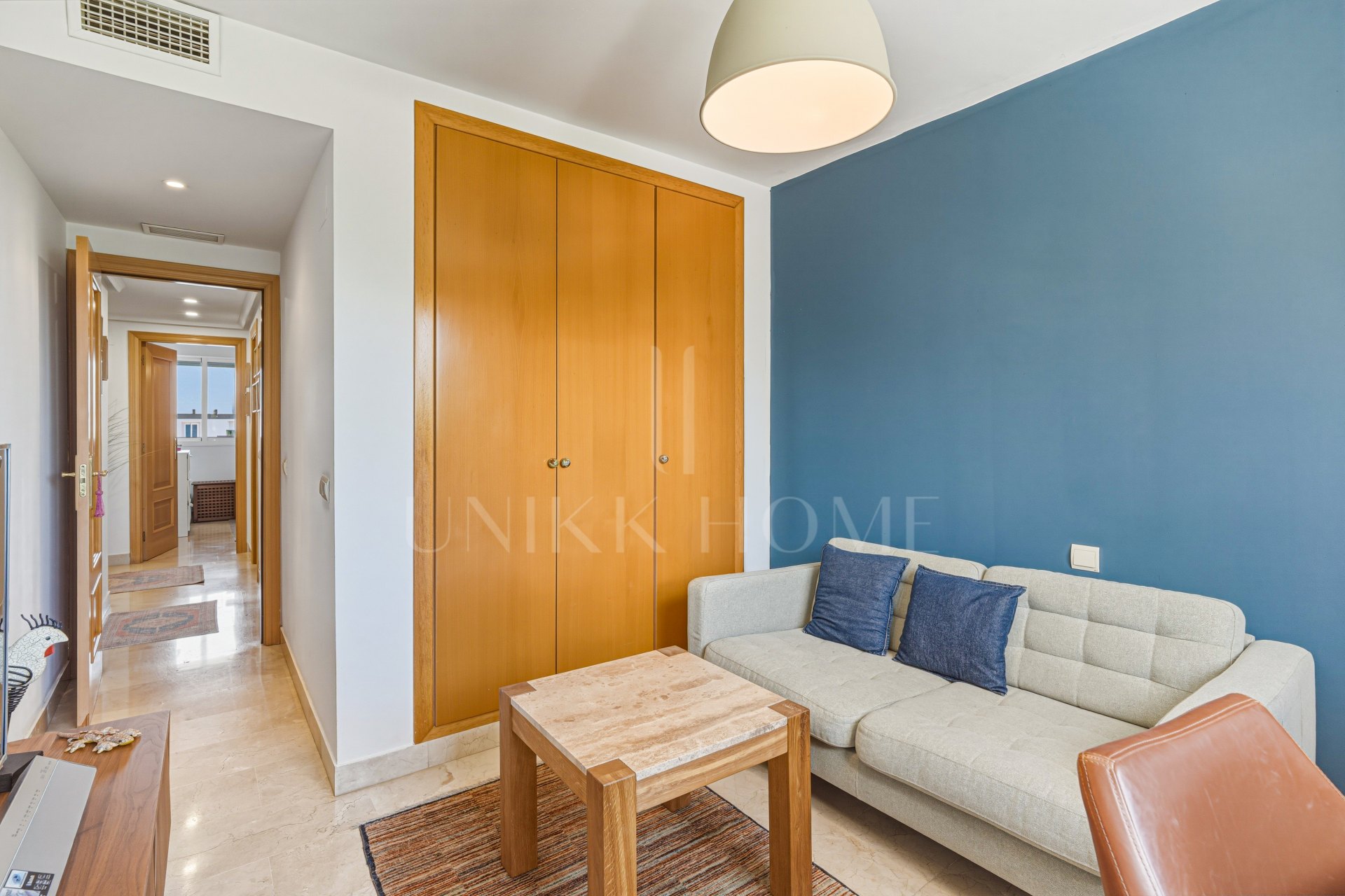Elegante apartamento de tres dormitorios en primera planta situado en la comunidad cerrada de Selwo Hills, Estepona