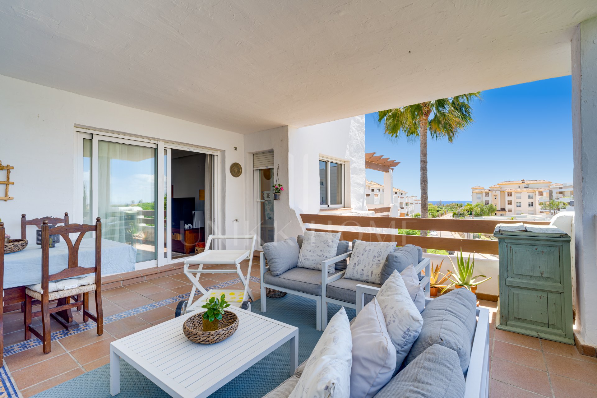 Elegante apartamento de tres dormitorios en primera planta situado en la comunidad cerrada de Selwo Hills, Estepona
