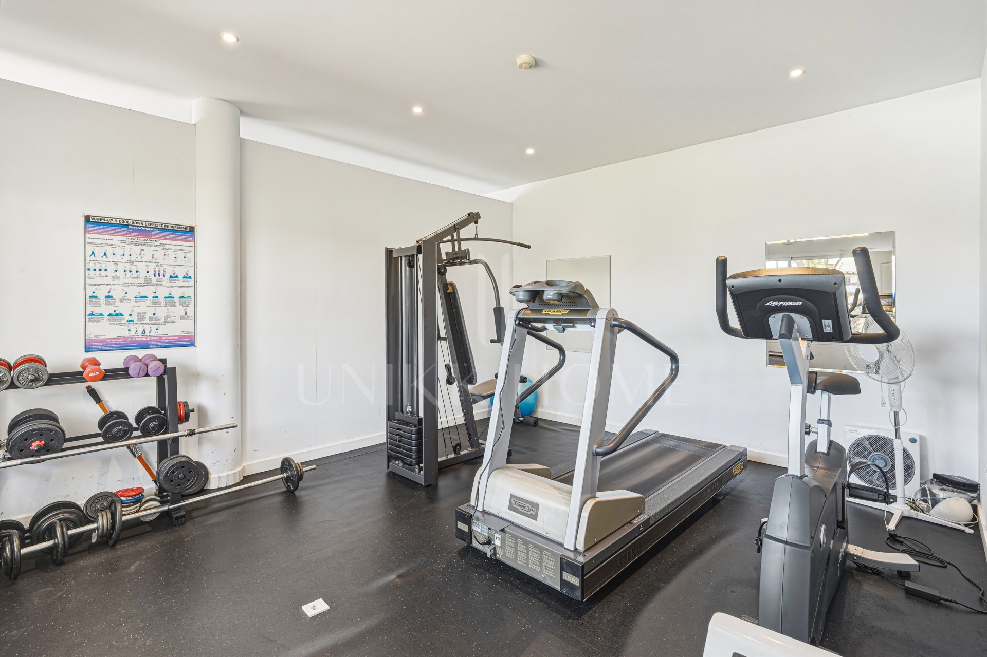 Elegante apartamento de tres dormitorios en primera planta situado en la comunidad cerrada de Selwo Hills, Estepona