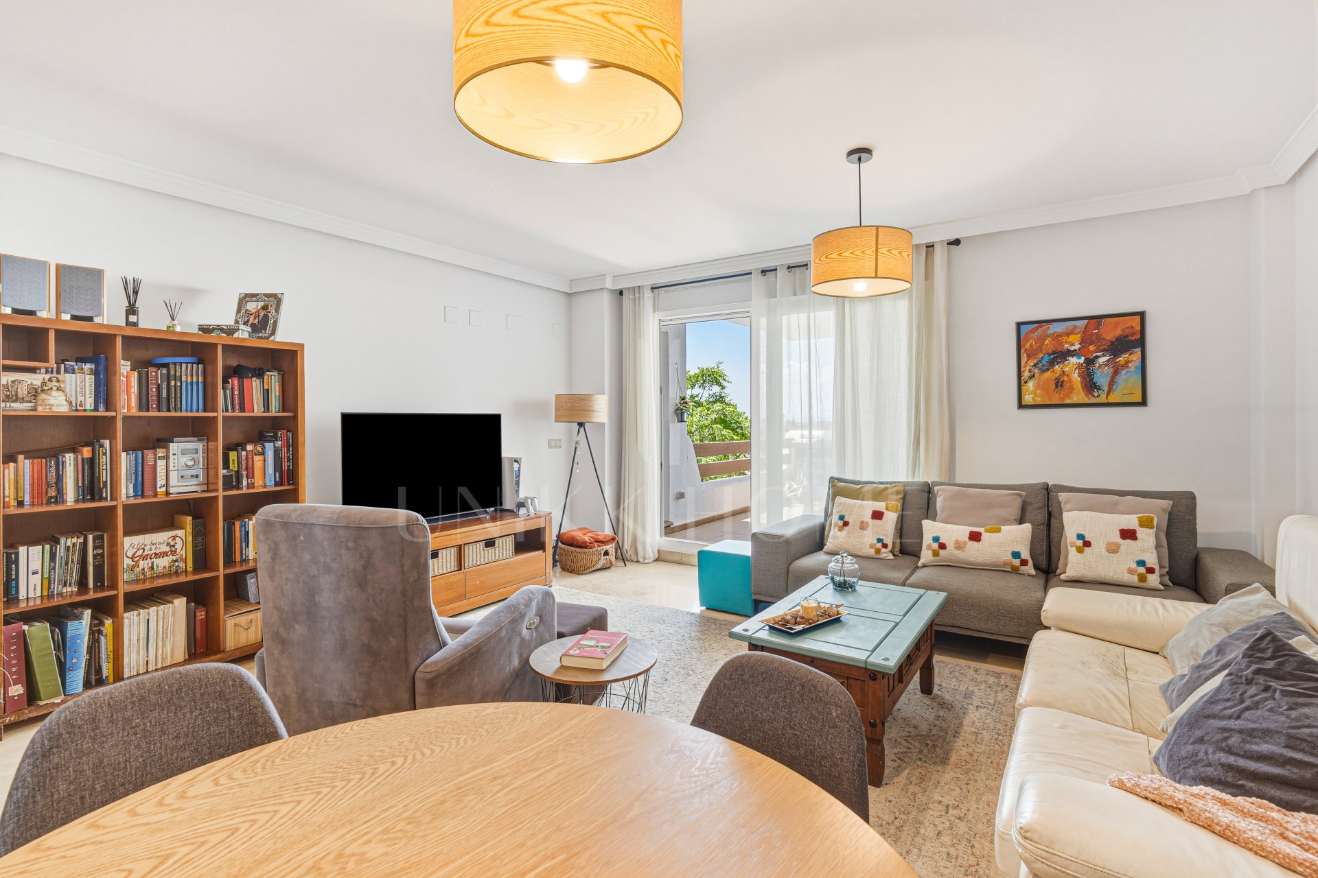 Elegante apartamento de tres dormitorios en primera planta situado en la comunidad cerrada de Selwo Hills, Estepona
