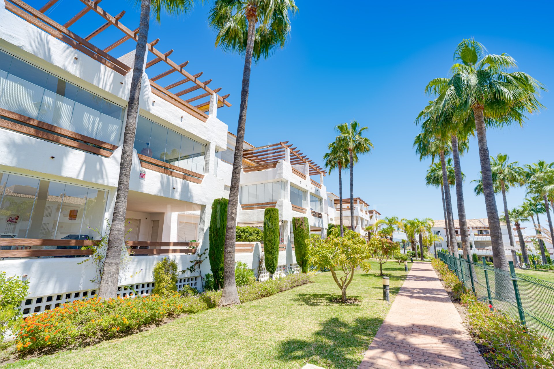 Elegante apartamento de tres dormitorios en primera planta situado en la comunidad cerrada de Selwo Hills, Estepona