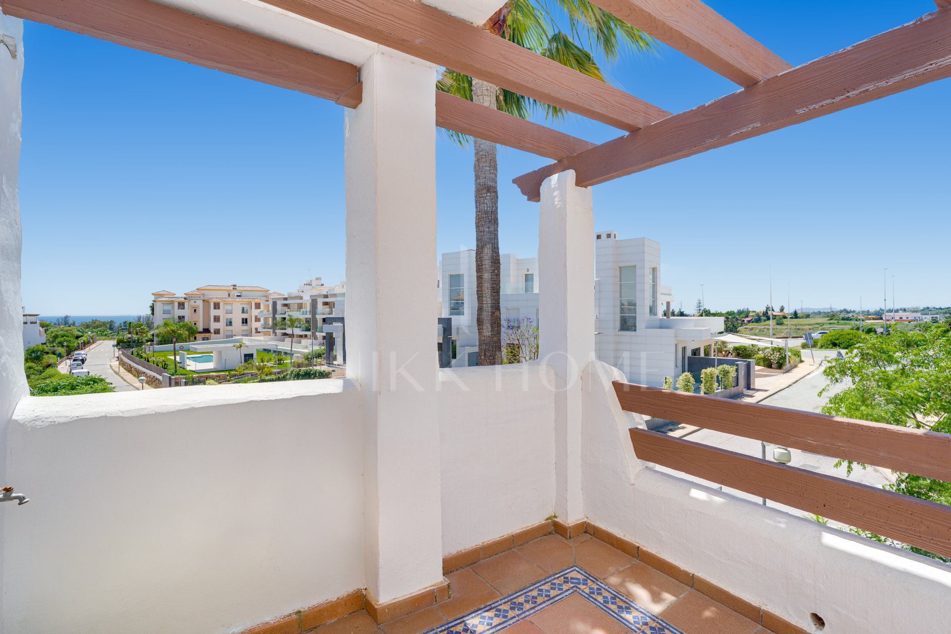 Elegante apartamento de tres dormitorios en primera planta situado en la comunidad cerrada de Selwo Hills, Estepona