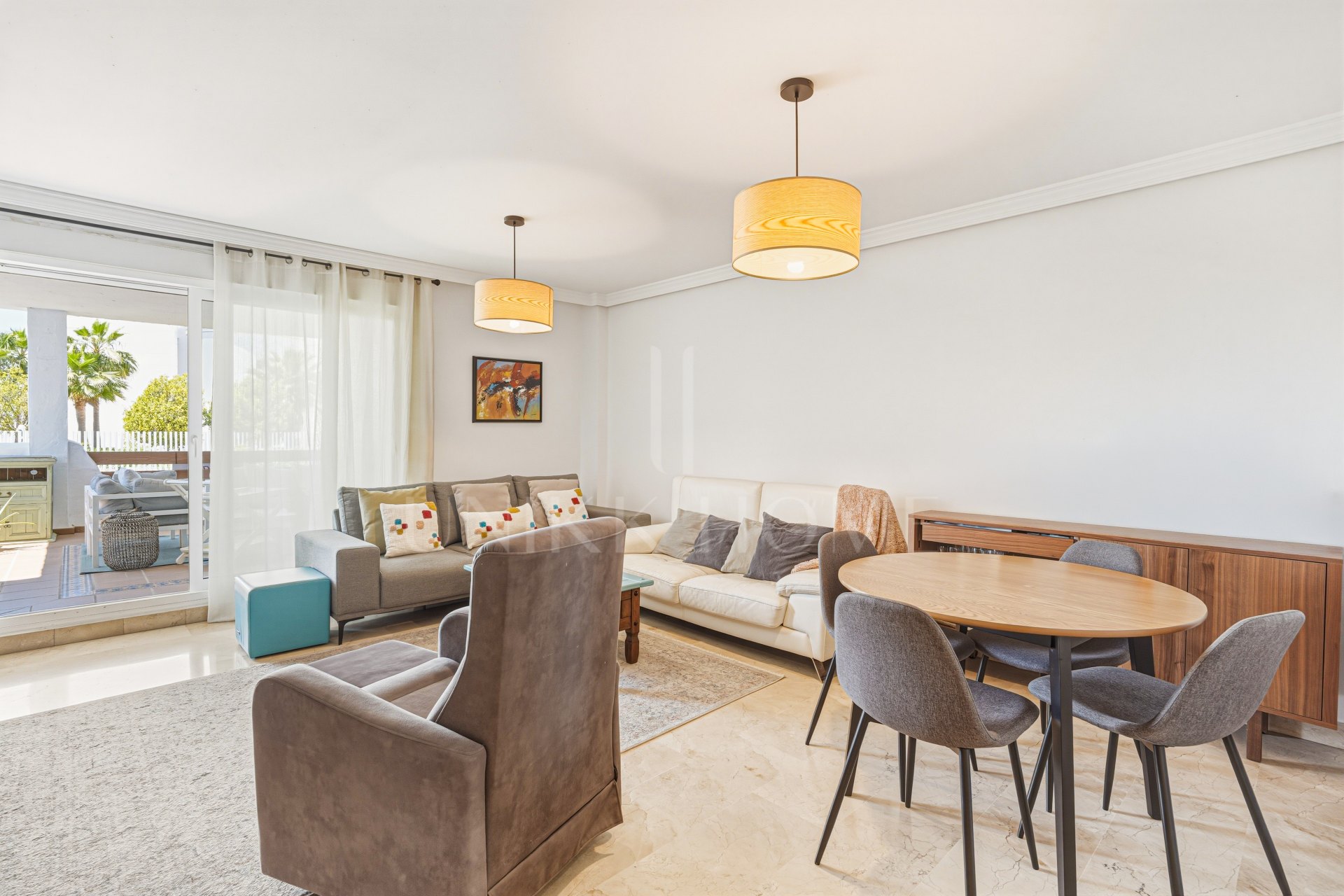 Elegante apartamento de tres dormitorios en primera planta situado en la comunidad cerrada de Selwo Hills, Estepona