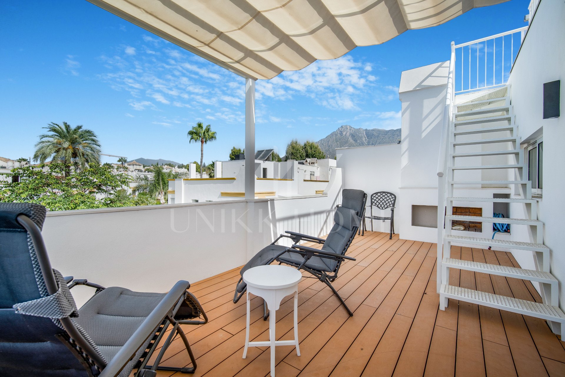 Beautiful frontline beach, four-bedroom end townhouse in the prestigious community of Marbellamar, on Marbella Golden Mile