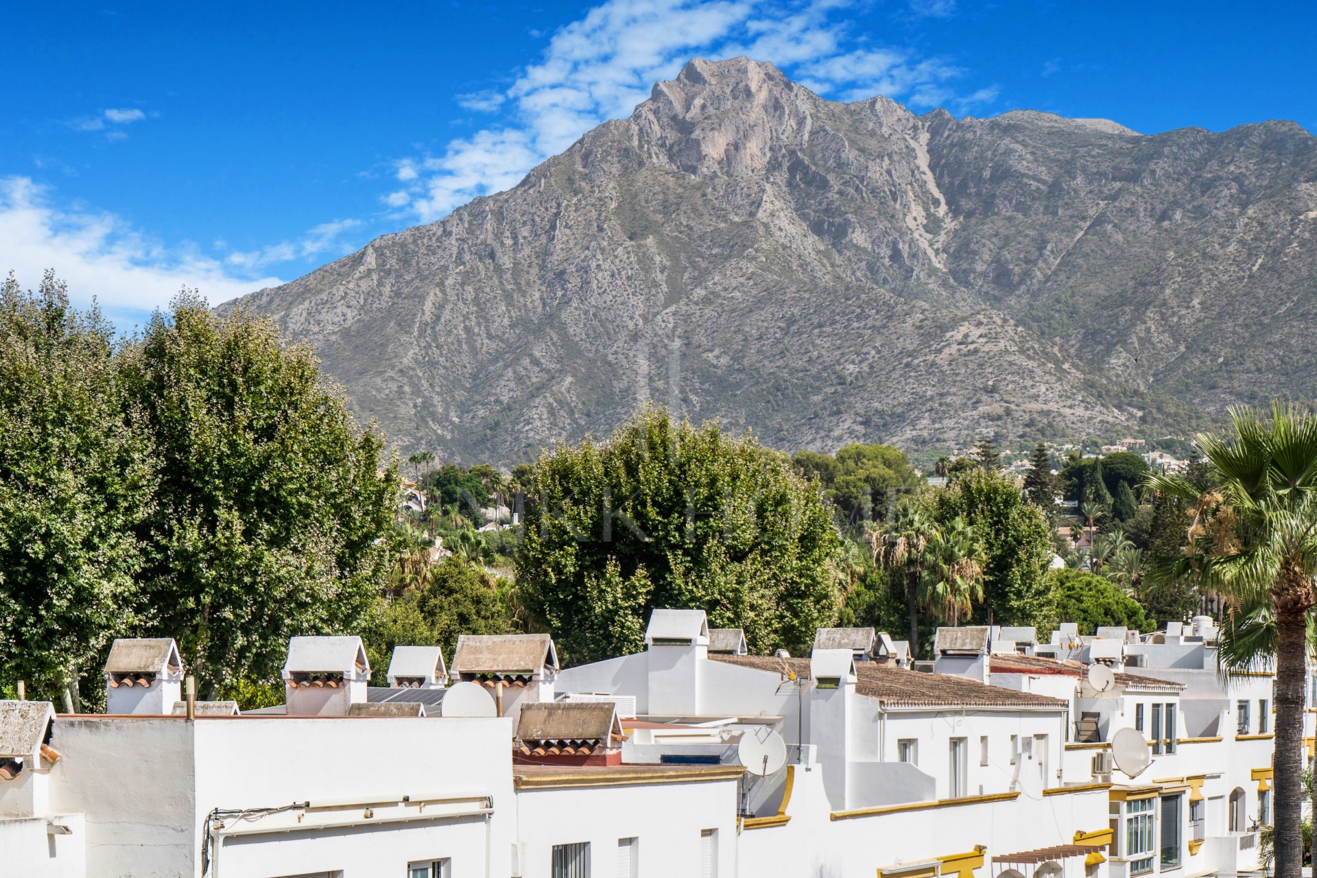 Beautiful frontline beach, four-bedroom end townhouse in the prestigious community of Marbellamar, on Marbella Golden Mile