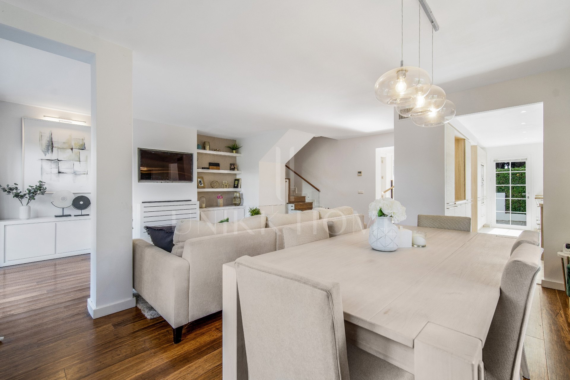 Beautiful frontline beach, four-bedroom end townhouse in the prestigious community of Marbellamar, on Marbella Golden Mile