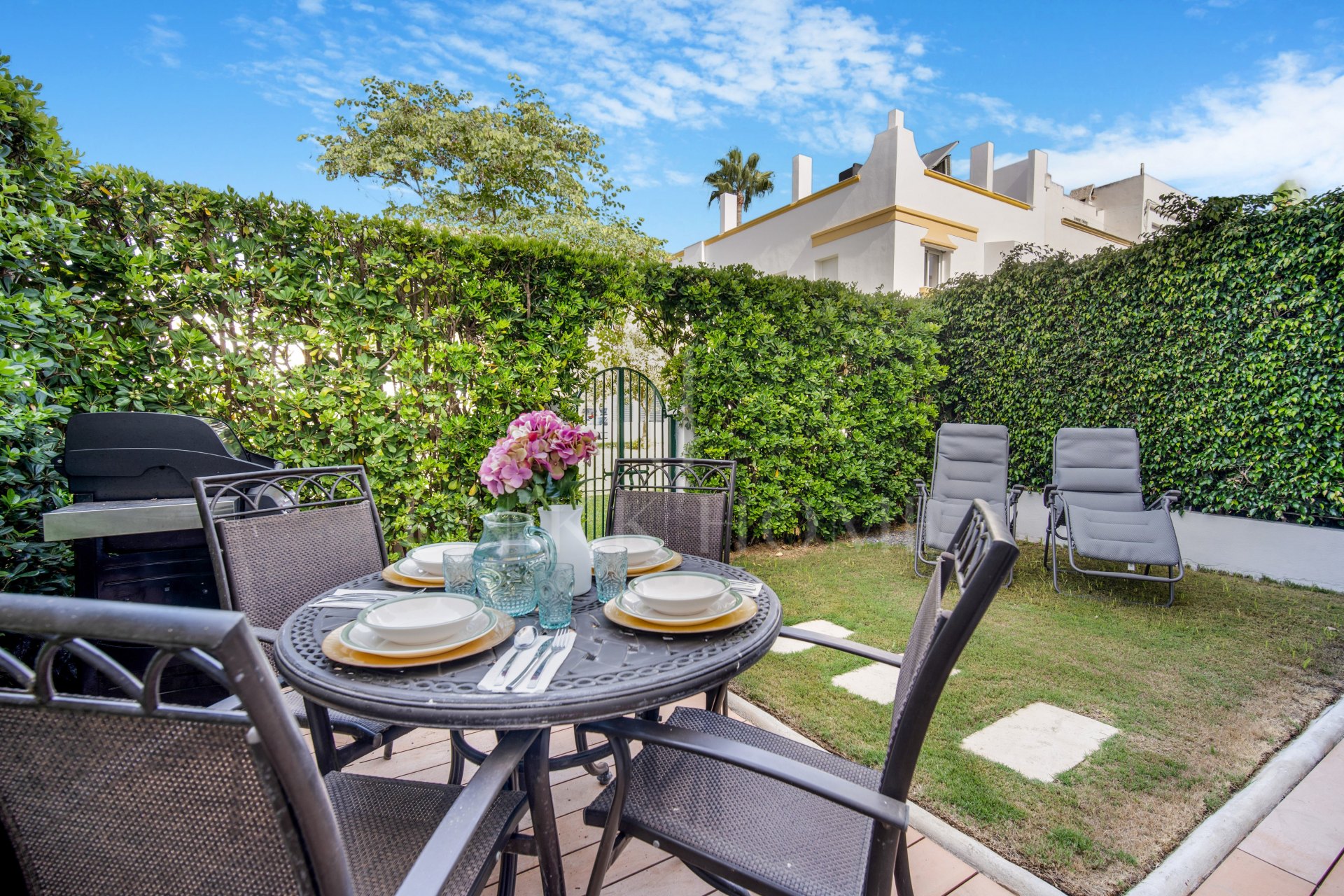 Beautiful frontline beach, four-bedroom end townhouse in the prestigious community of Marbellamar, on Marbella Golden Mile
