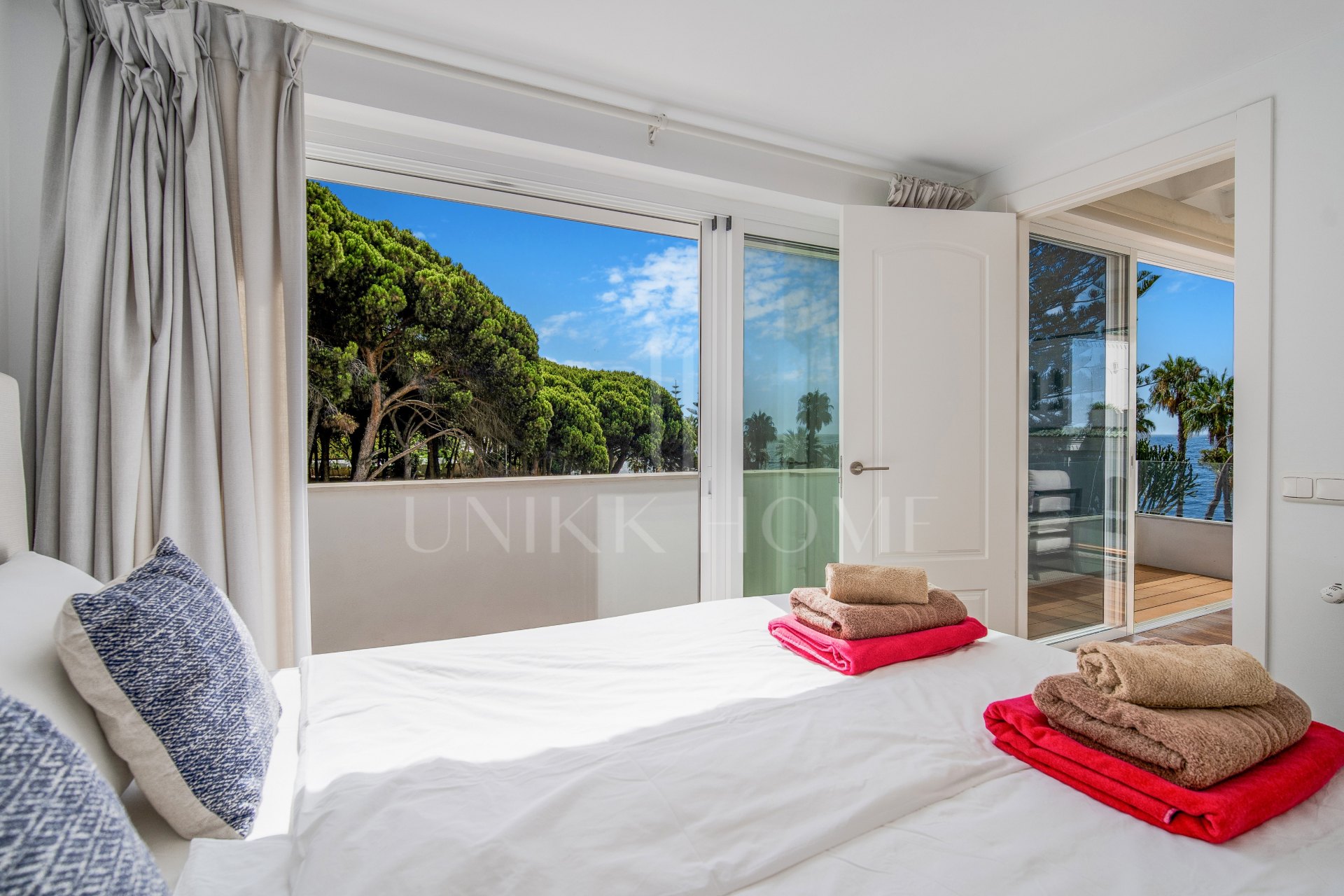 Beautiful frontline beach, four-bedroom end townhouse in the prestigious community of Marbellamar, on Marbella Golden Mile