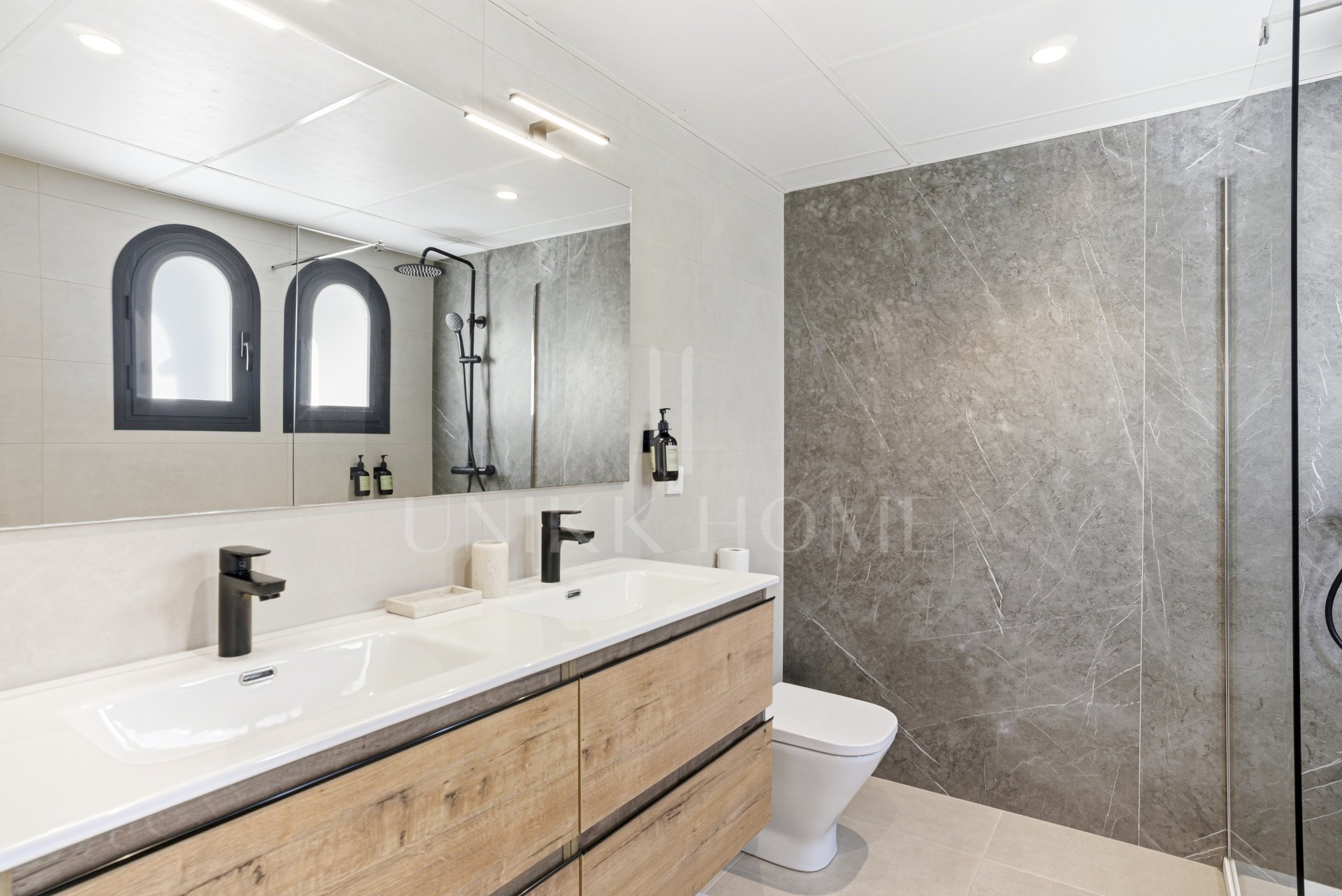 Elegant, three bedroom townhouse located in the gated community of Agra Residencial, Estepona