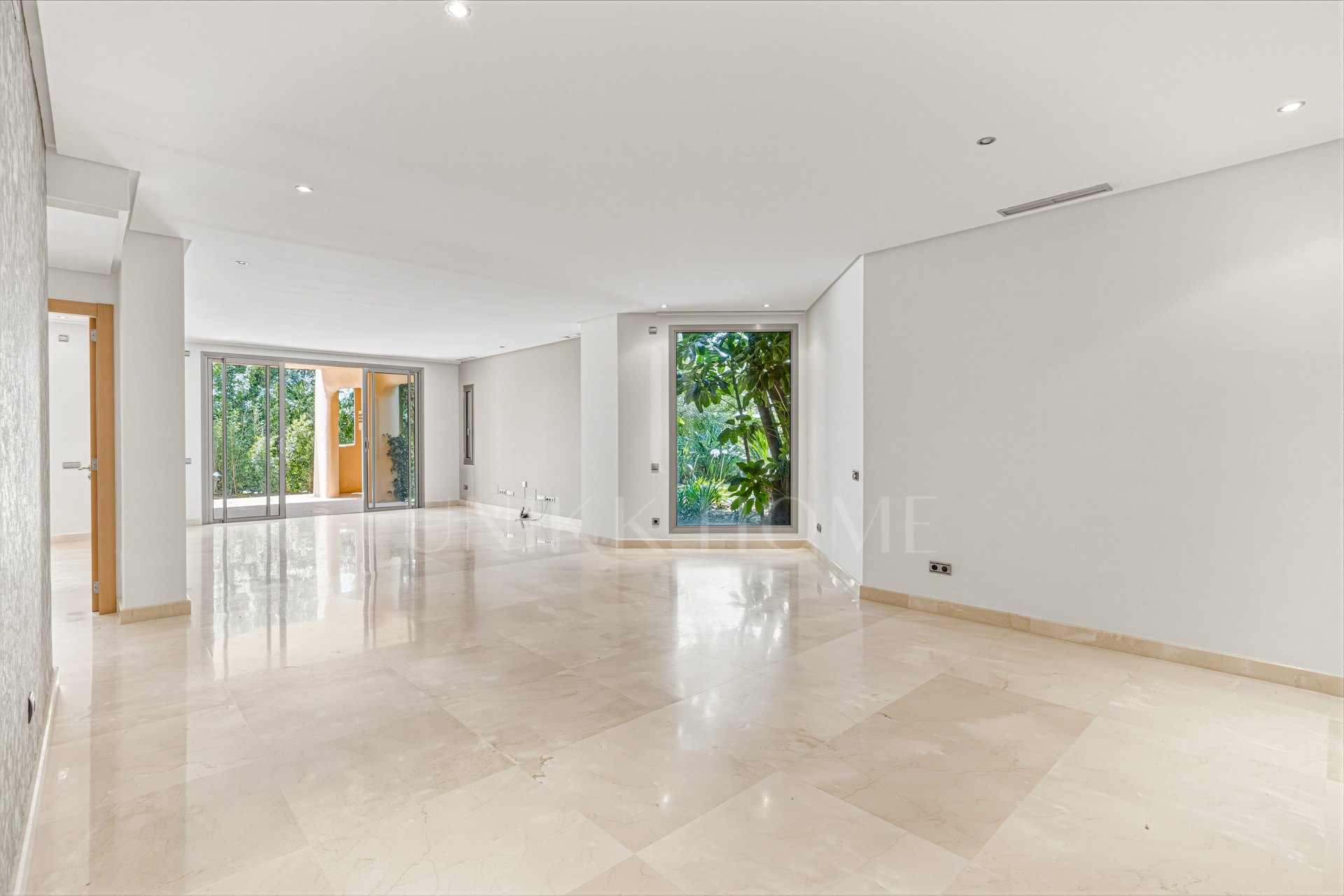 Beautiful, two bedroom, south facing ground floor apartment in the prestigious Mansion Club Marbella