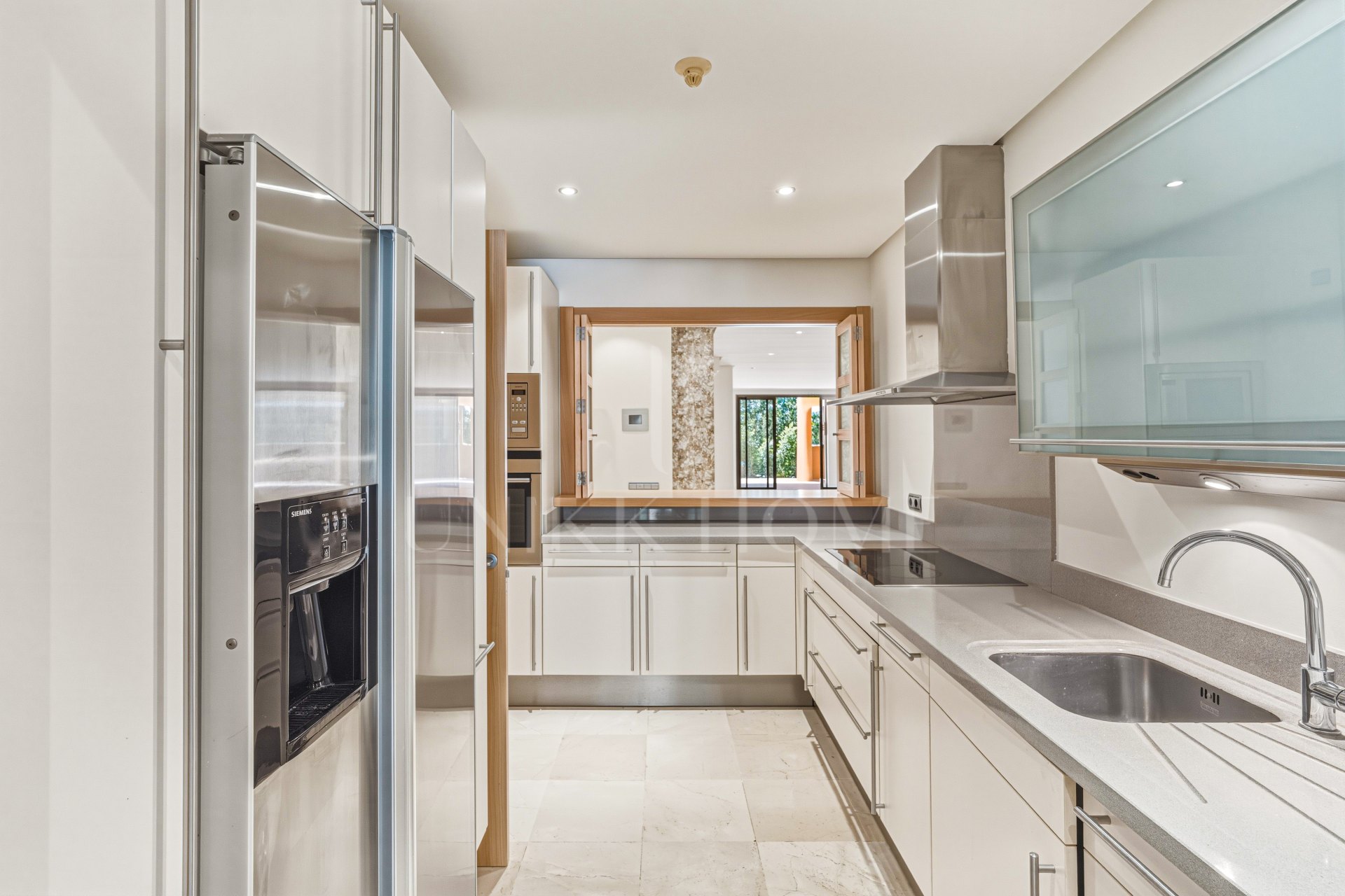 Beautiful, two bedroom, south facing ground floor apartment in the prestigious Mansion Club Marbella
