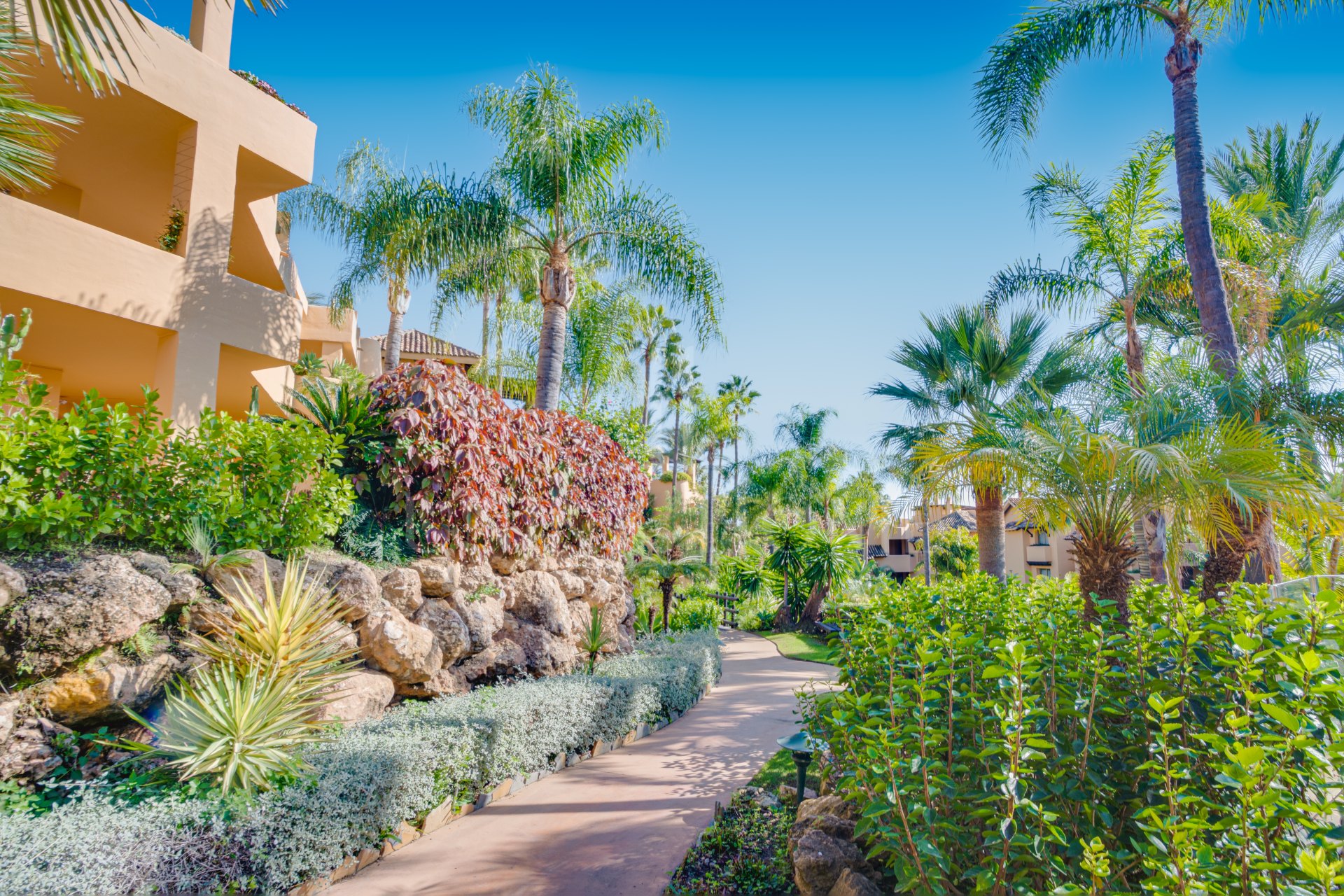 Beautiful, two bedroom, south facing ground floor apartment in the prestigious Mansion Club Marbella