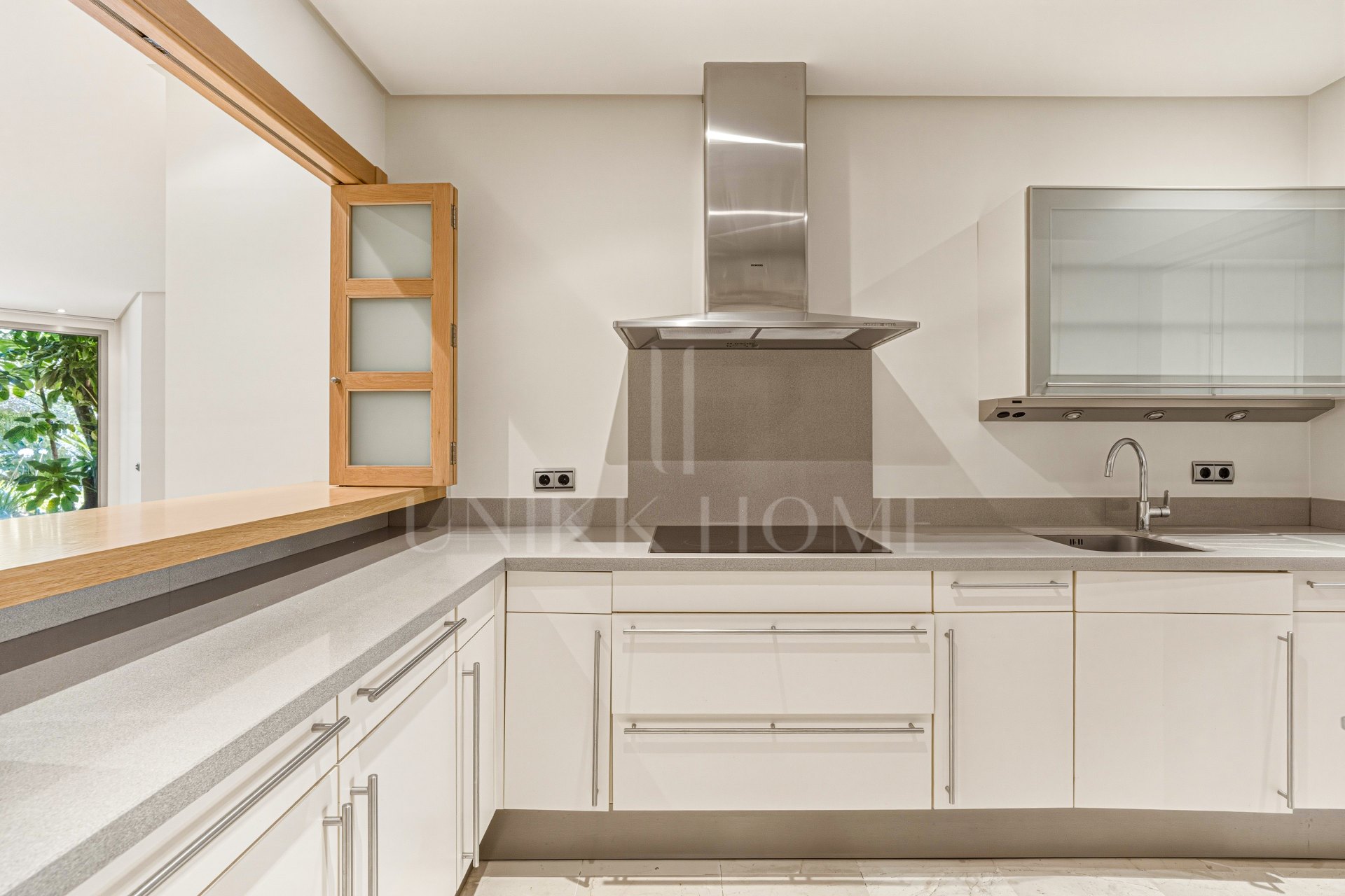 Beautiful, two bedroom, south facing ground floor apartment in the prestigious Mansion Club Marbella