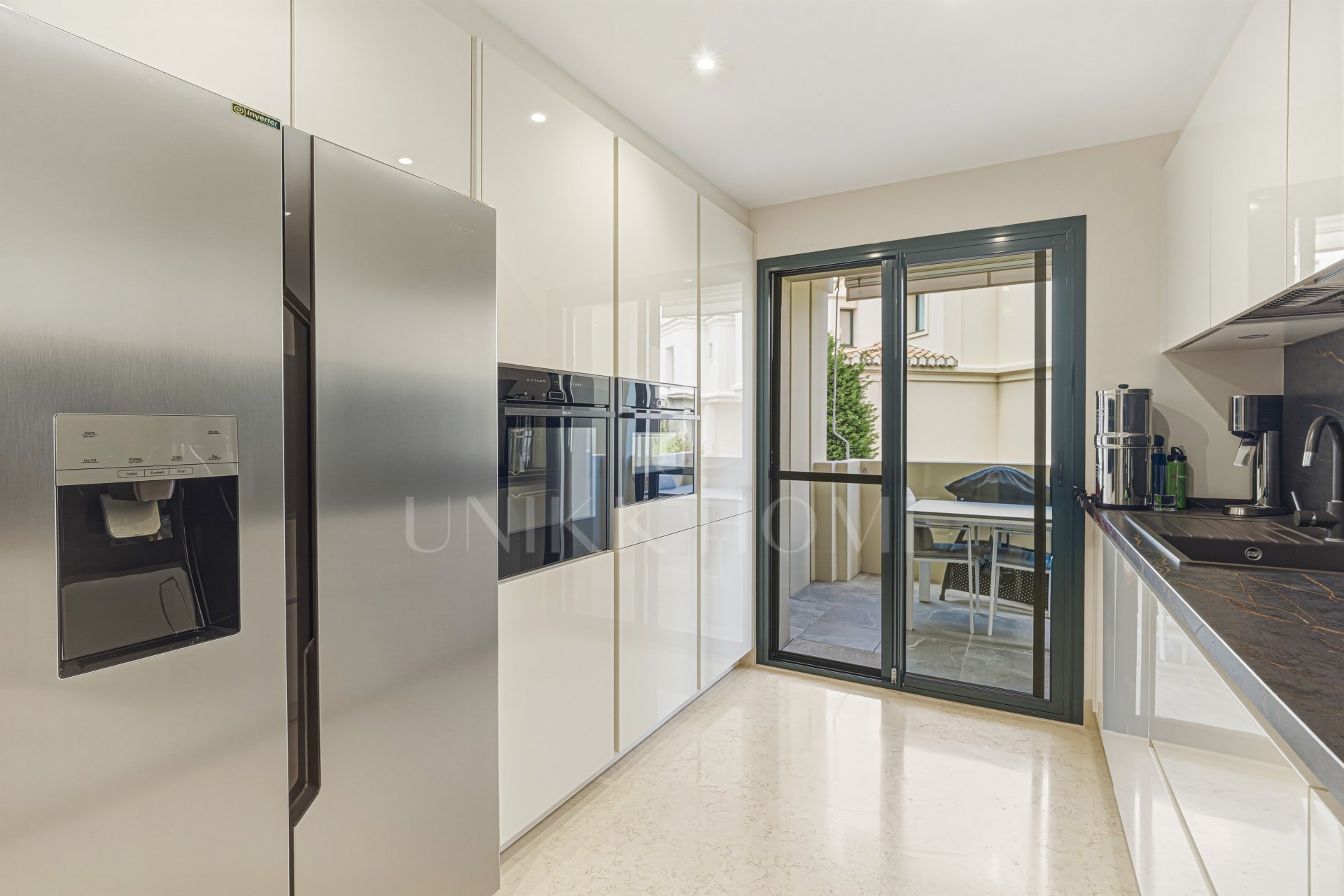 Spectacular two-bedroom, elevated ground-floor apartment in the prestigious gated community of Capanes del Golf, Benahavis