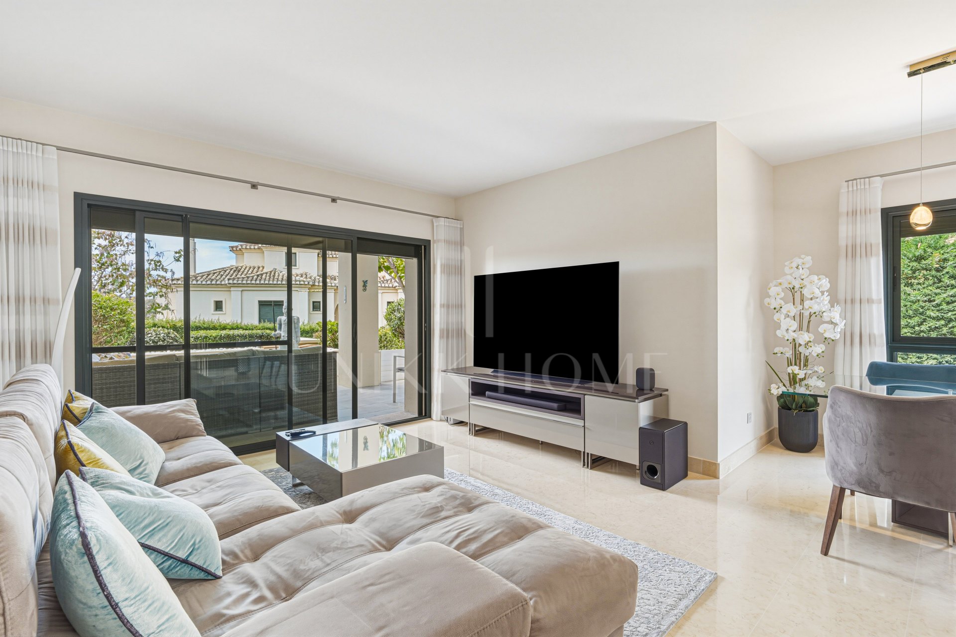 Spectacular two-bedroom, elevated ground-floor apartment in the prestigious gated community of Capanes del Golf, Benahavis