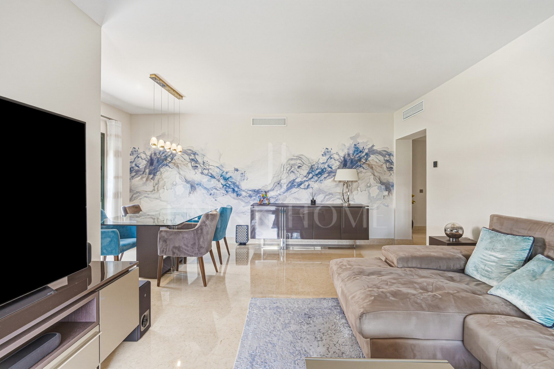 Spectacular two-bedroom, elevated ground-floor apartment in the prestigious gated community of Capanes del Golf, Benahavis