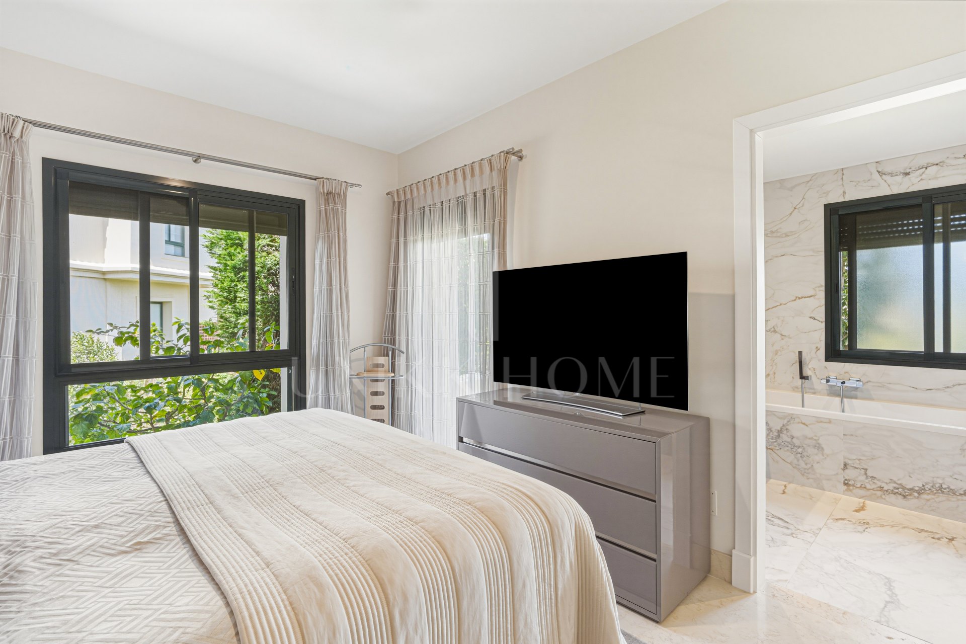 Spectacular two-bedroom, elevated ground-floor apartment in the prestigious gated community of Capanes del Golf, Benahavis