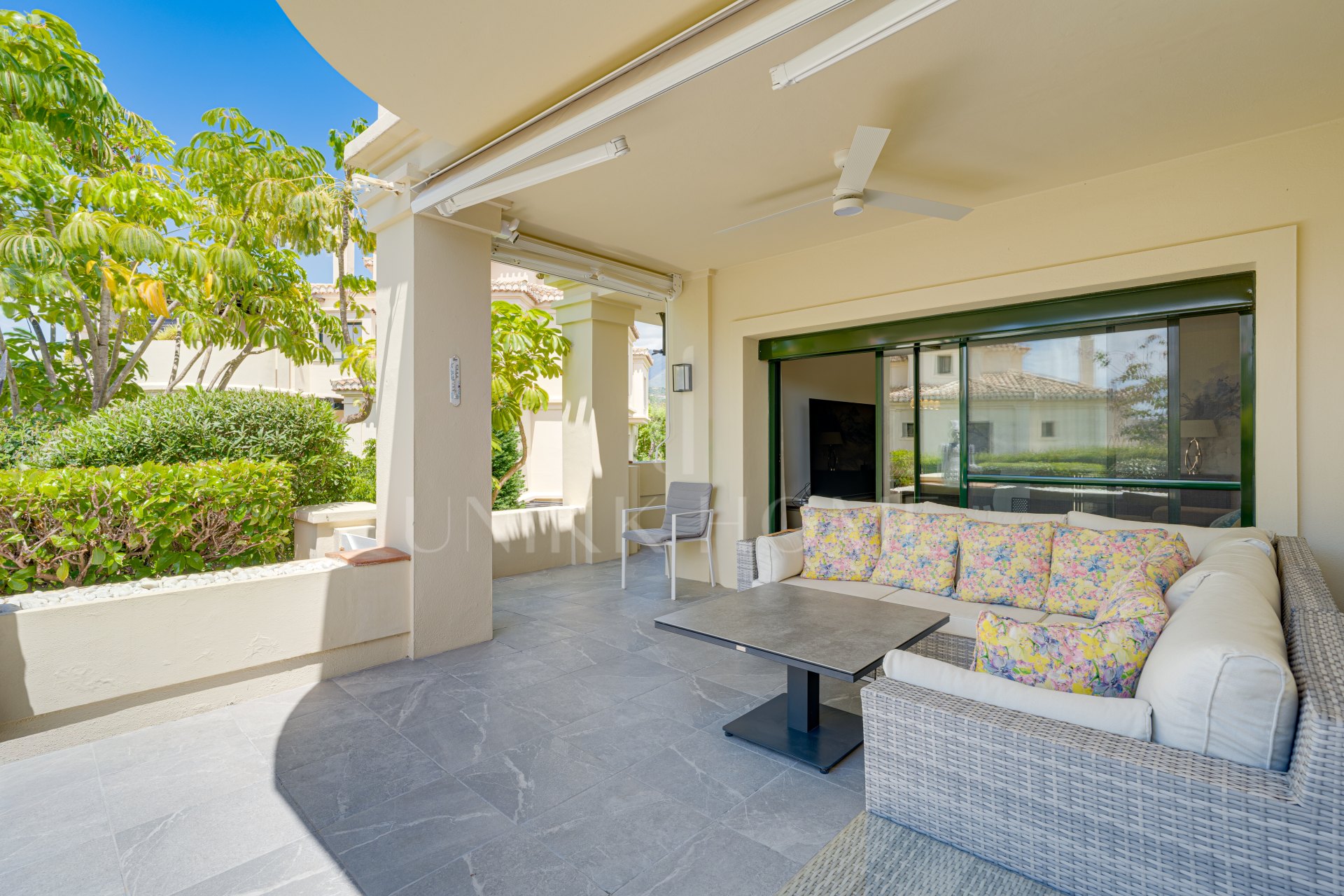 Spectacular two-bedroom, elevated ground-floor apartment in the prestigious gated community of Capanes del Golf, Benahavis