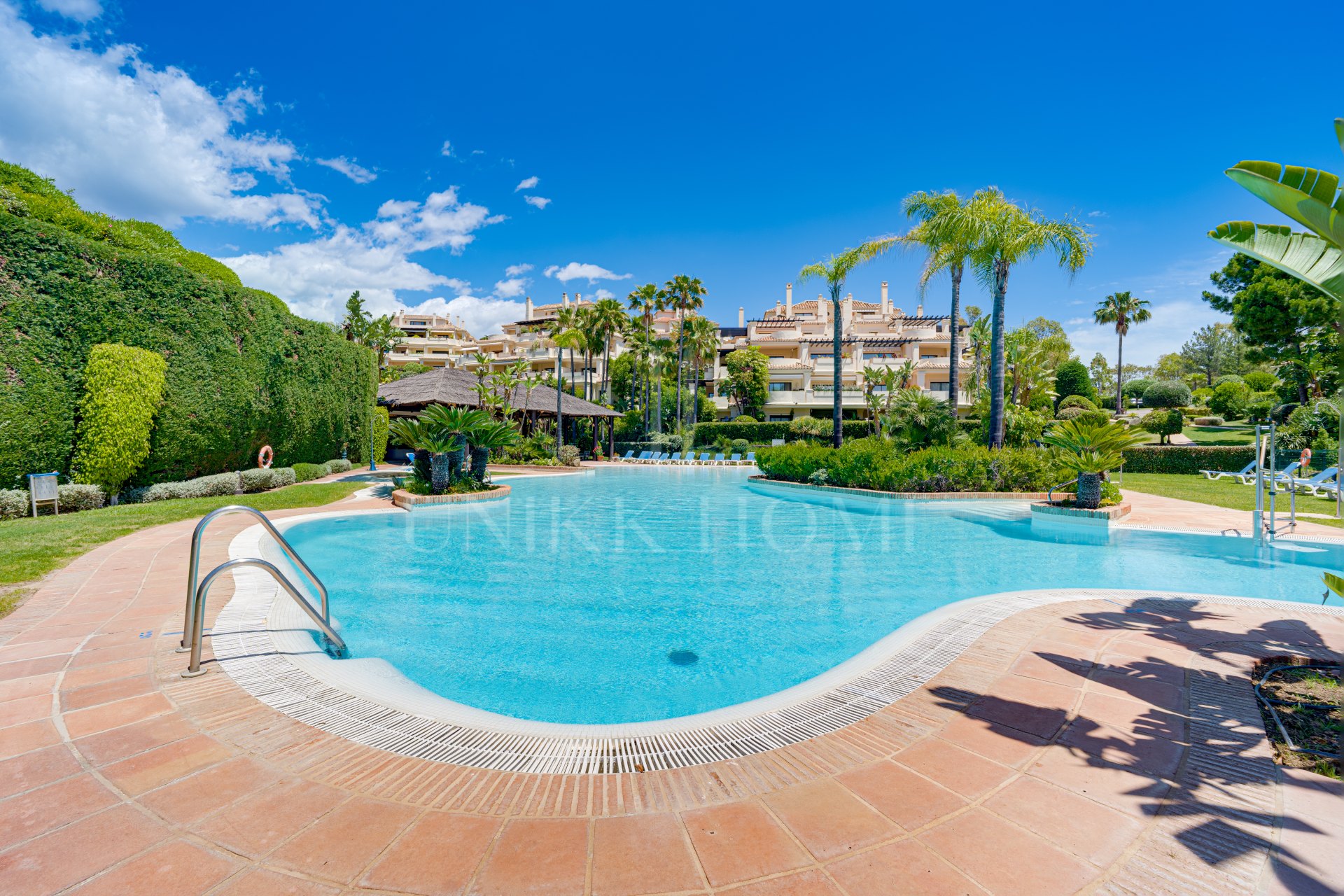 Spectacular two-bedroom, elevated ground-floor apartment in the prestigious gated community of Capanes del Golf, Benahavis