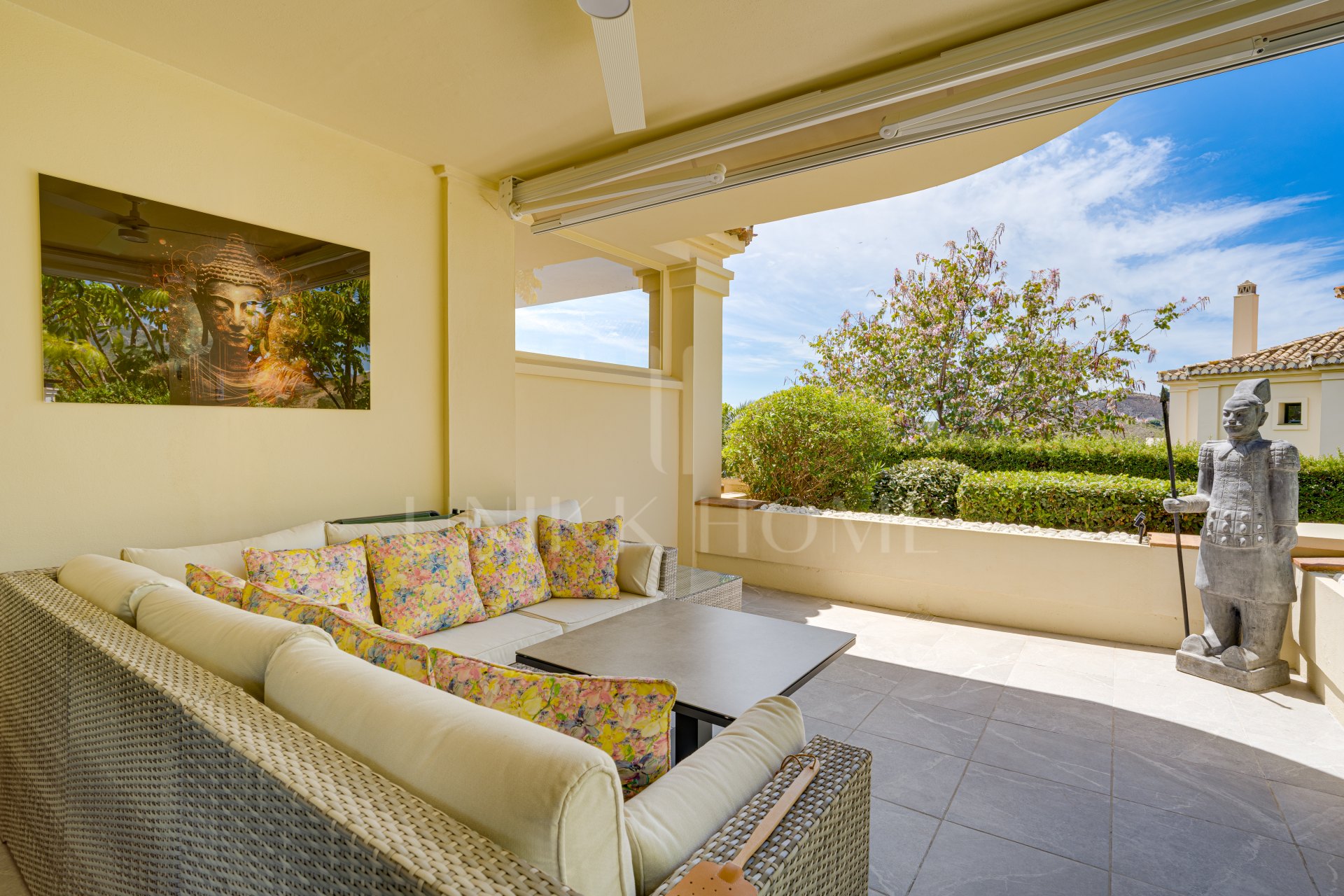Spectacular two-bedroom, elevated ground-floor apartment in the prestigious gated community of Capanes del Golf, Benahavis