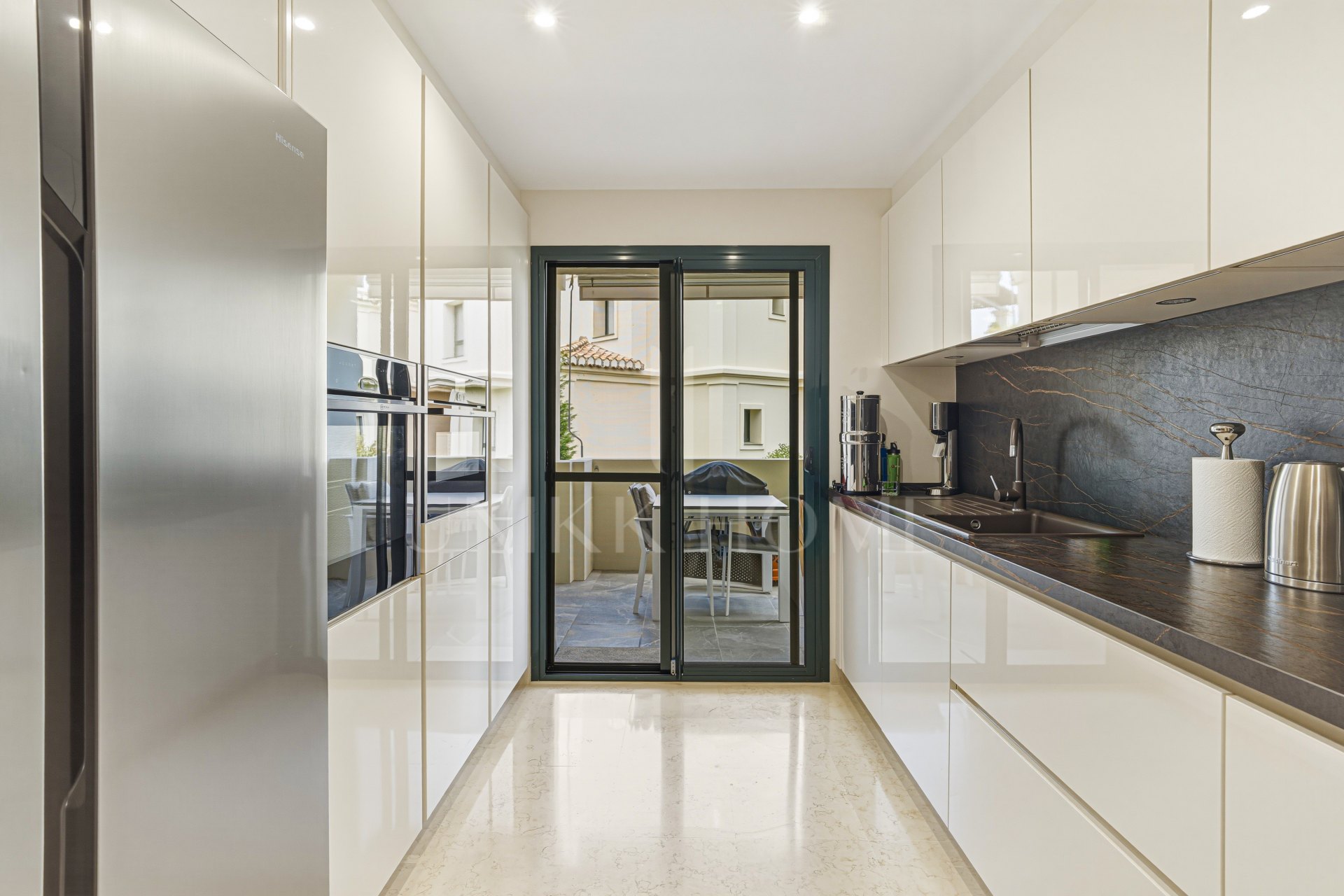 Spectacular two-bedroom, elevated ground-floor apartment in the prestigious gated community of Capanes del Golf, Benahavis