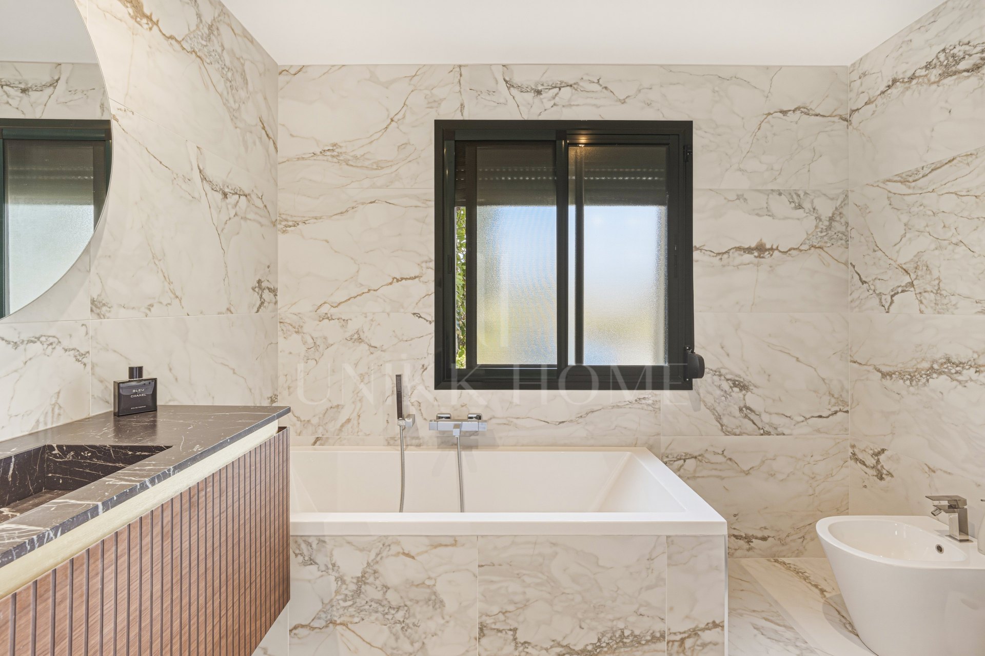 Spectacular two-bedroom, elevated ground-floor apartment in the prestigious gated community of Capanes del Golf, Benahavis