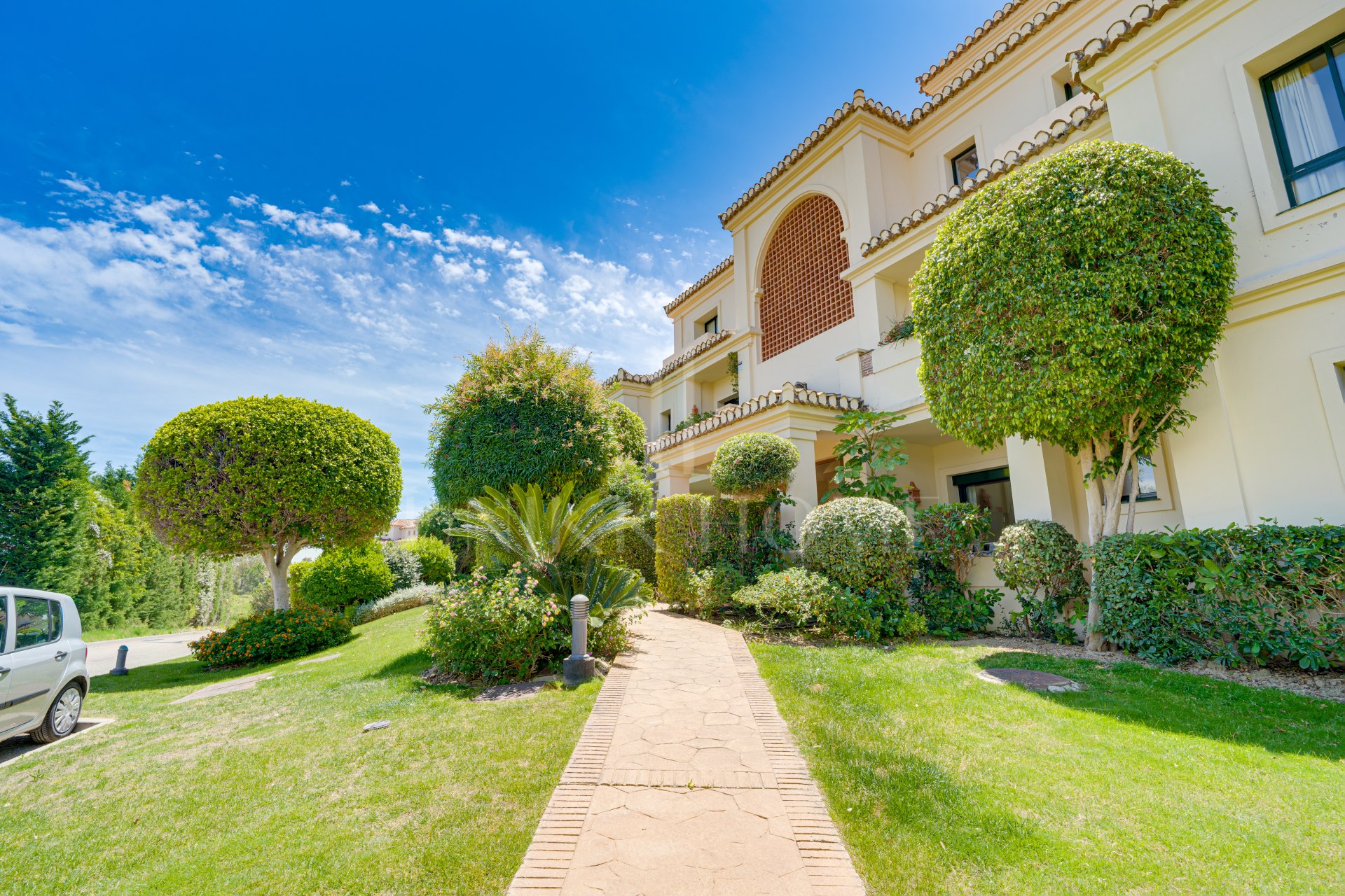 Spectacular two-bedroom, elevated ground-floor apartment in the prestigious gated community of Capanes del Golf, Benahavis