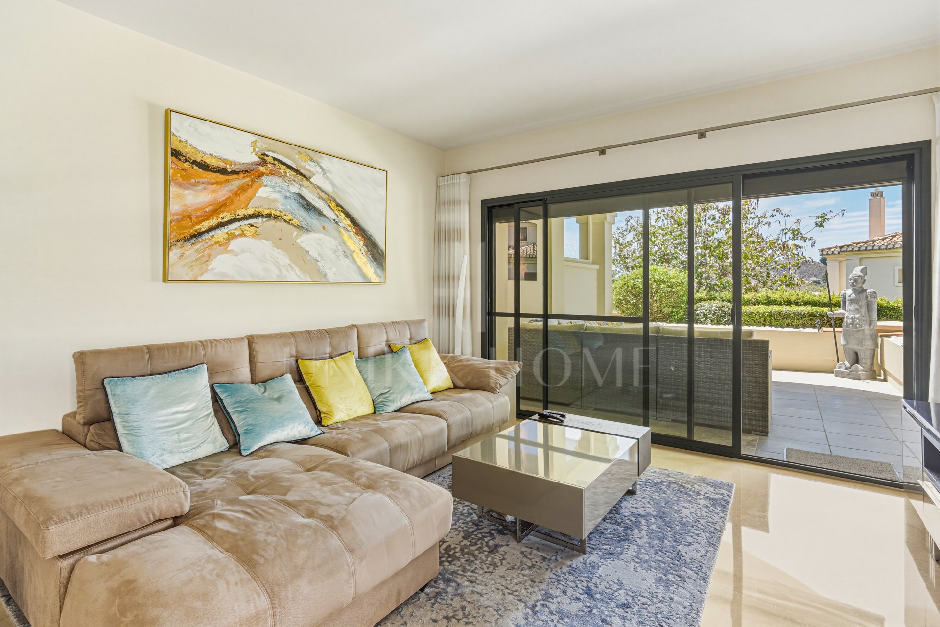 Spectacular two-bedroom, elevated ground-floor apartment in the prestigious gated community of Capanes del Golf, Benahavis