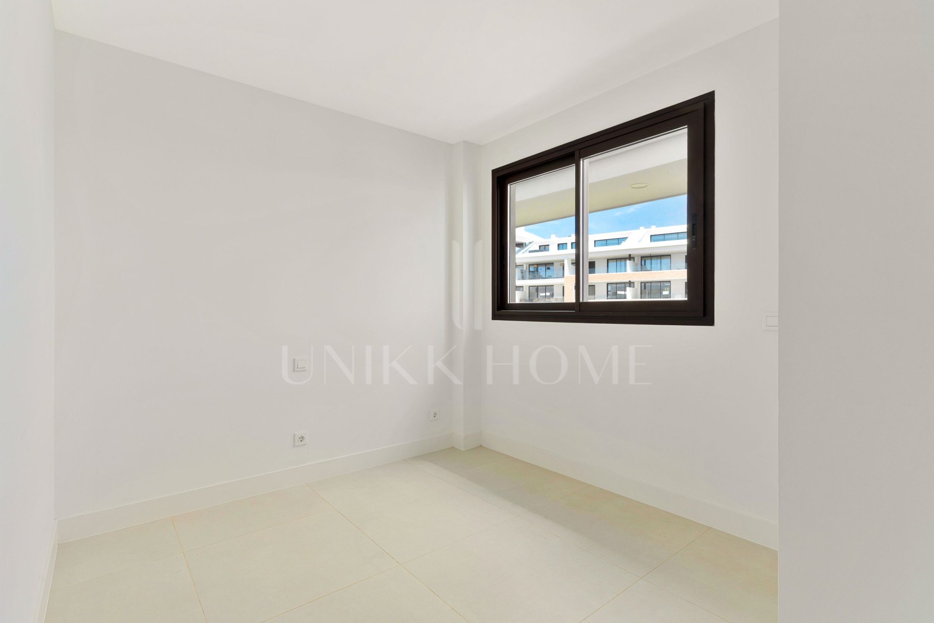 Bright and spacious three bedroom south facing apartment located in the sought-after area of El Higuerón, Fuengirola