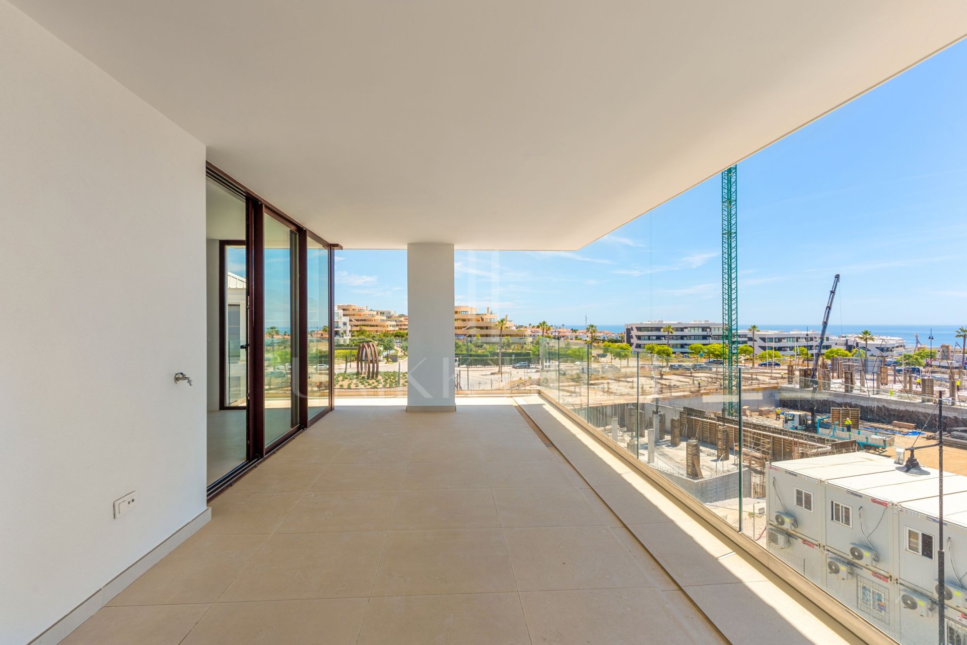 Bright and spacious three bedroom south facing apartment located in the sought-after area of El Higuerón, Fuengirola