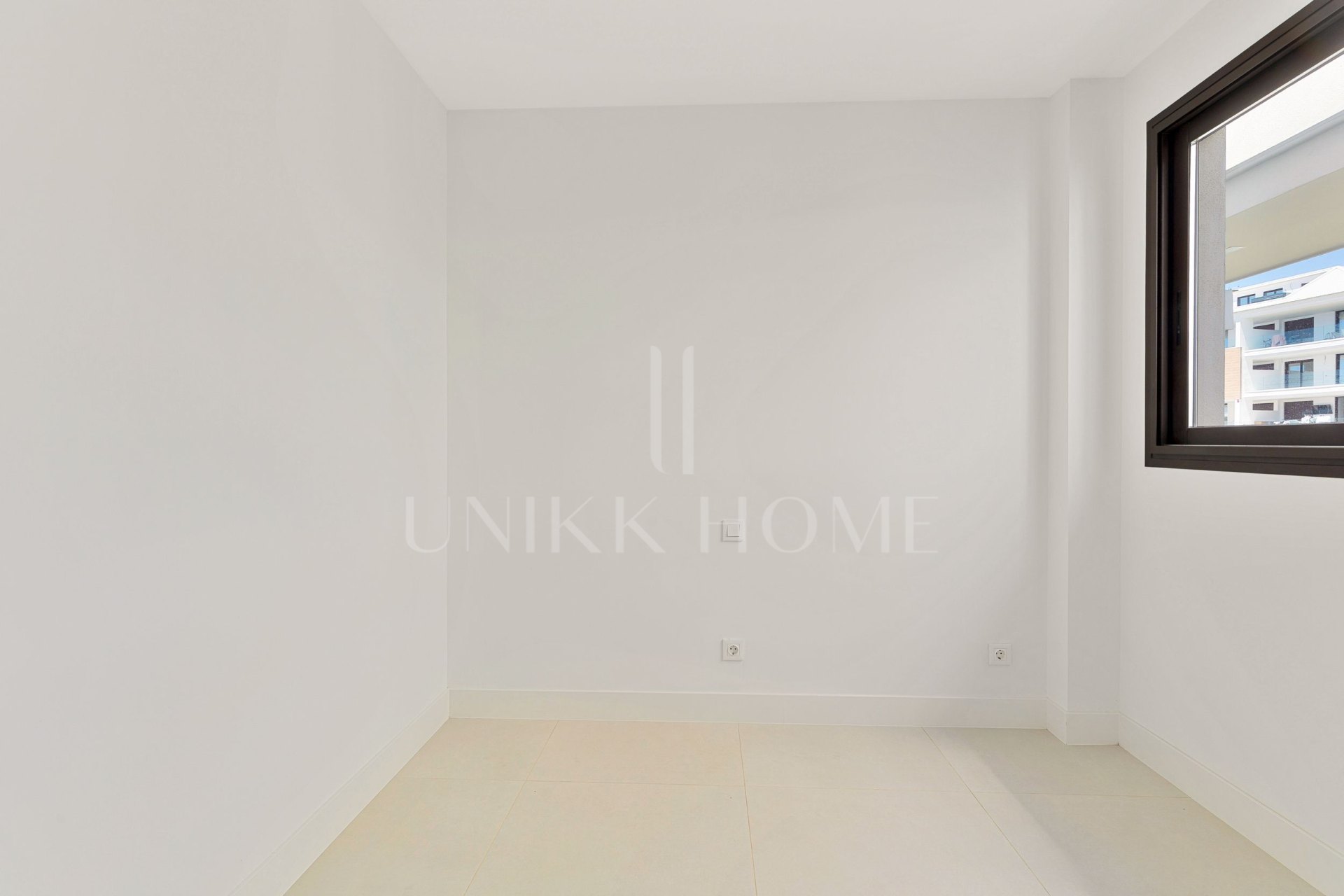 Bright and spacious three bedroom south facing apartment located in the sought-after area of El Higuerón, Fuengirola