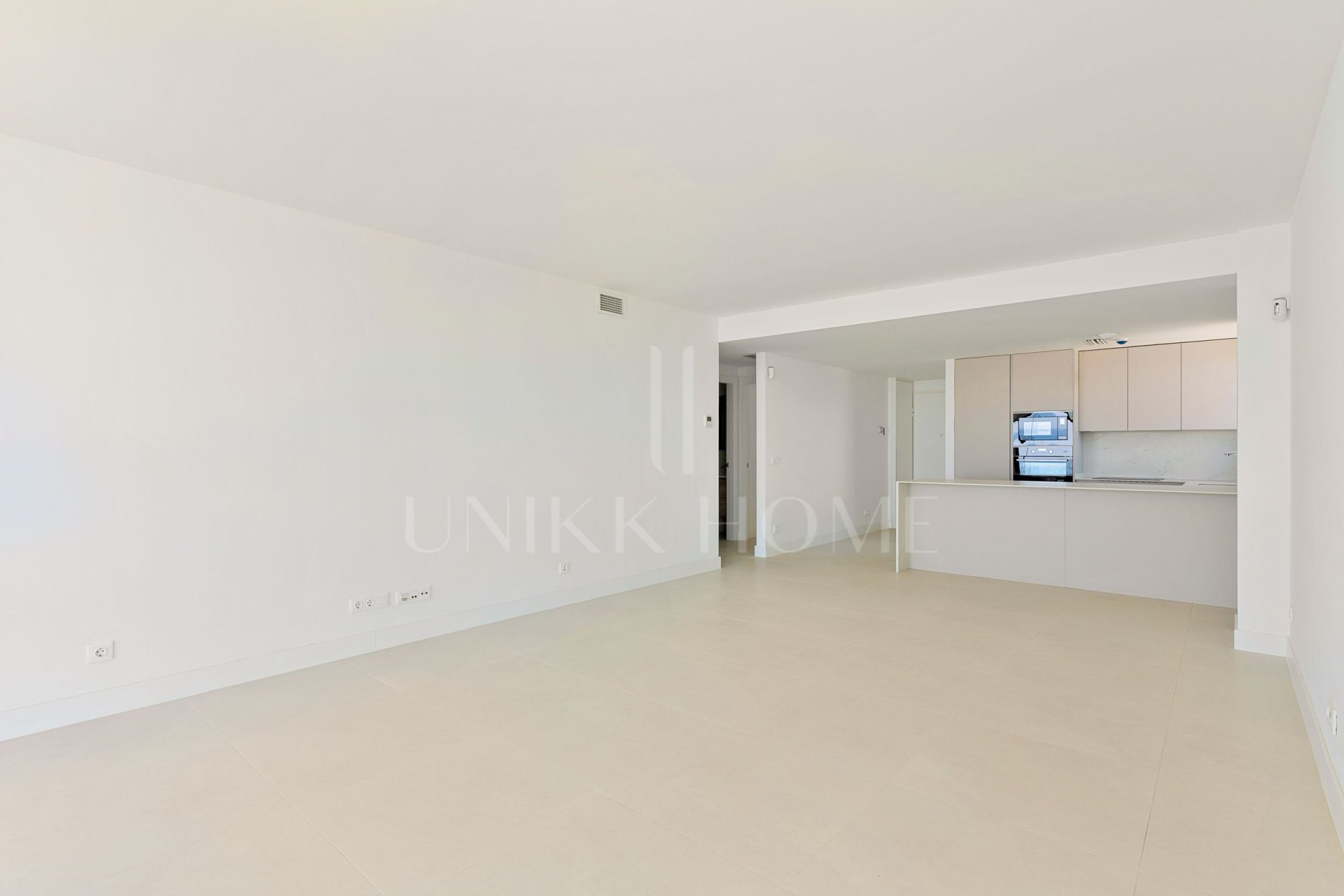 Bright and spacious three bedroom south facing apartment located in the sought-after area of El Higuerón, Fuengirola