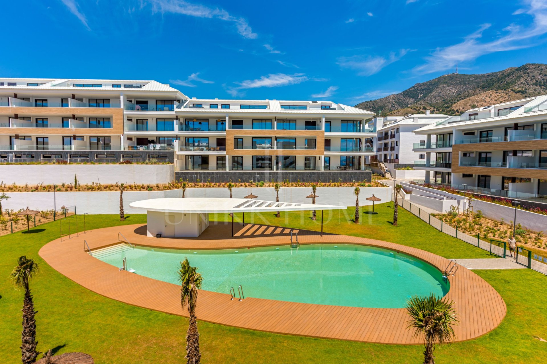 Bright and spacious three bedroom south facing apartment located in the sought-after area of El Higuerón, Fuengirola
