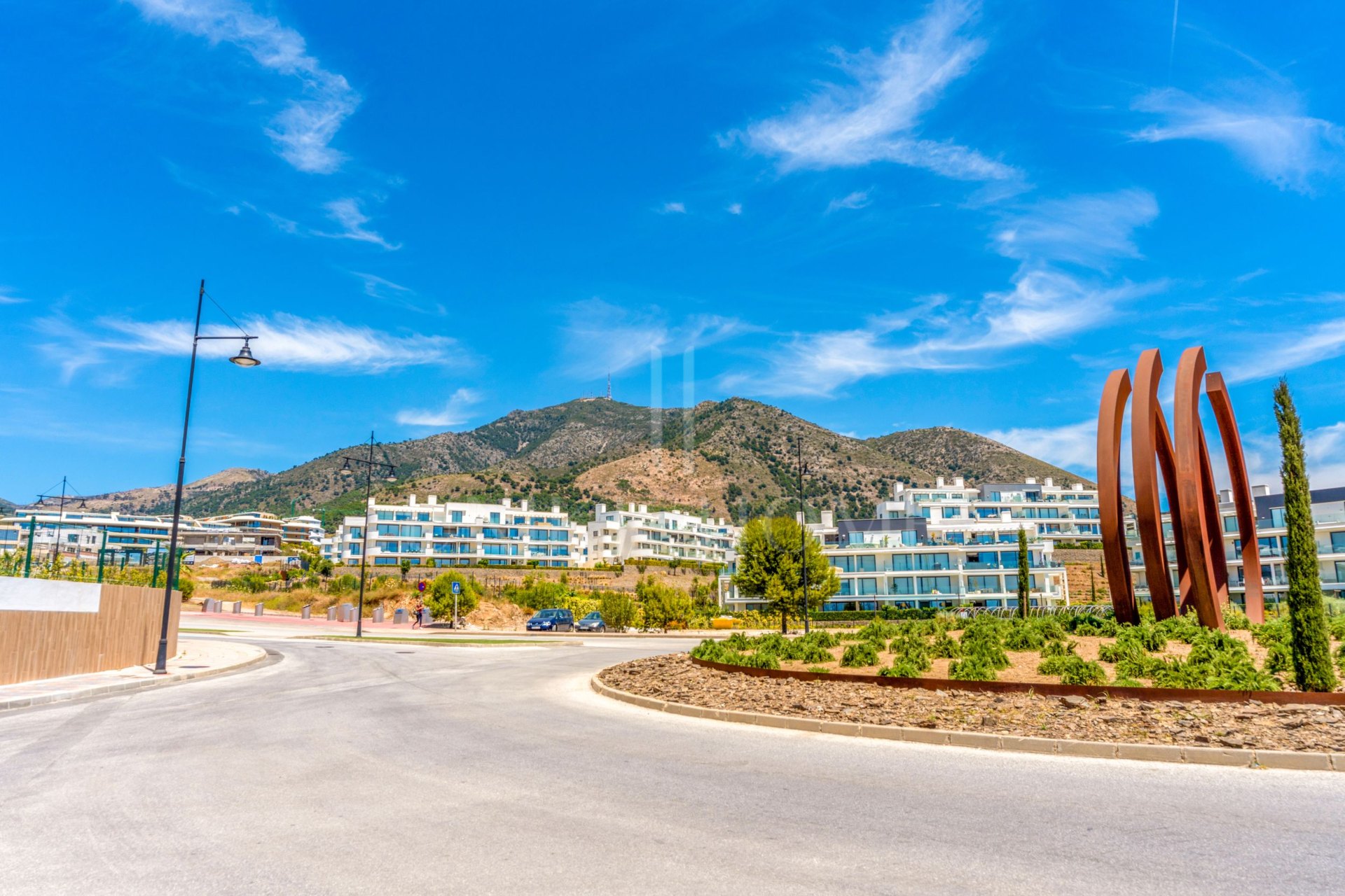 Bright and spacious three bedroom south facing apartment located in the sought-after area of El Higuerón, Fuengirola