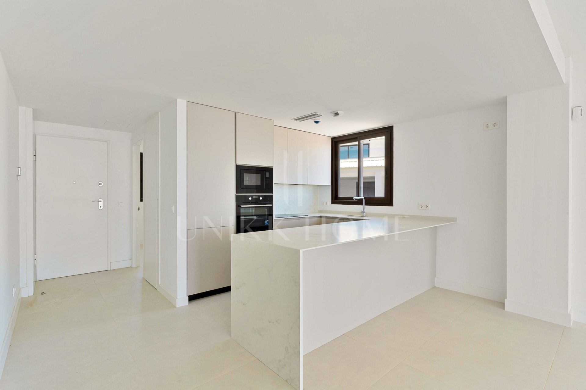Bright and spacious three bedroom south facing apartment located in the sought-after area of El Higuerón, Fuengirola