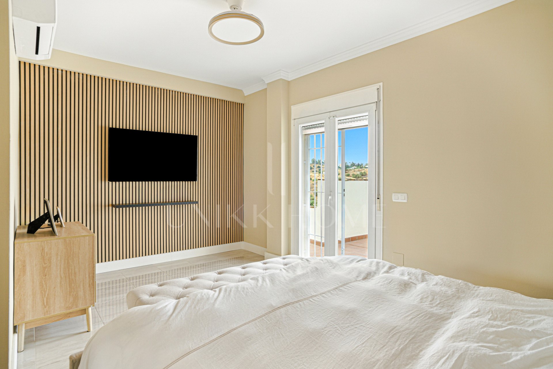 Recientemente reformado, impresionante villa de seis dormitorios en Mijas, con piscina privada