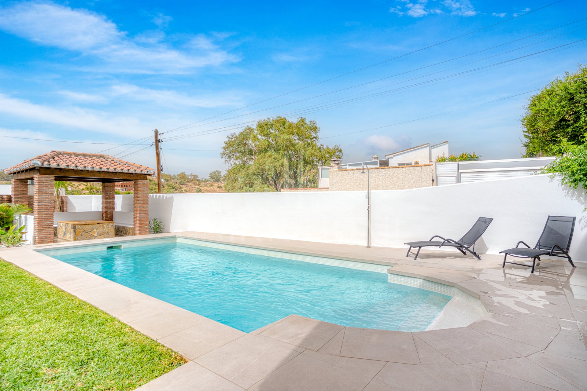 Recientemente reformado, impresionante villa de seis dormitorios en Mijas, con piscina privada