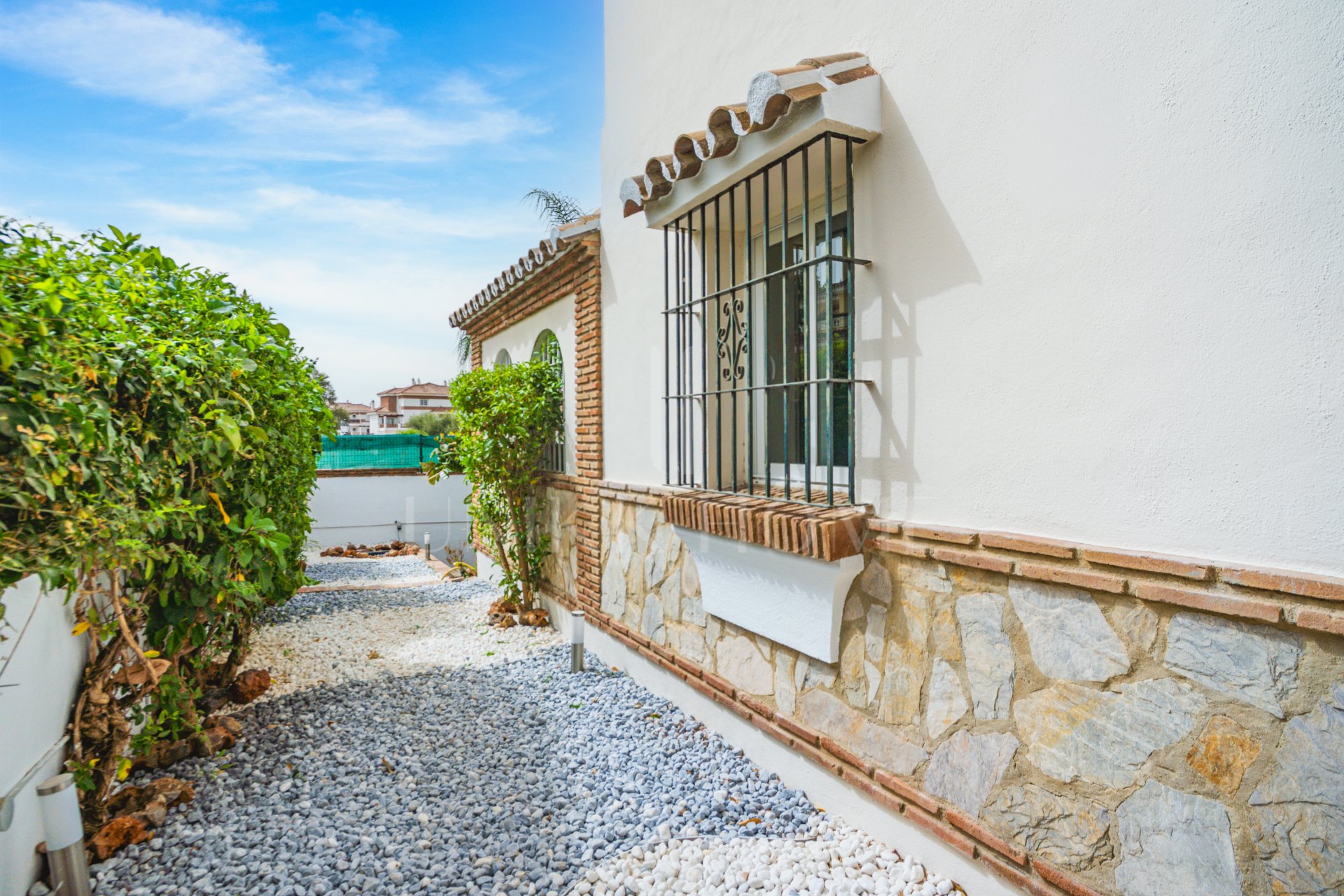 Recientemente reformado, impresionante villa de seis dormitorios en Mijas, con piscina privada