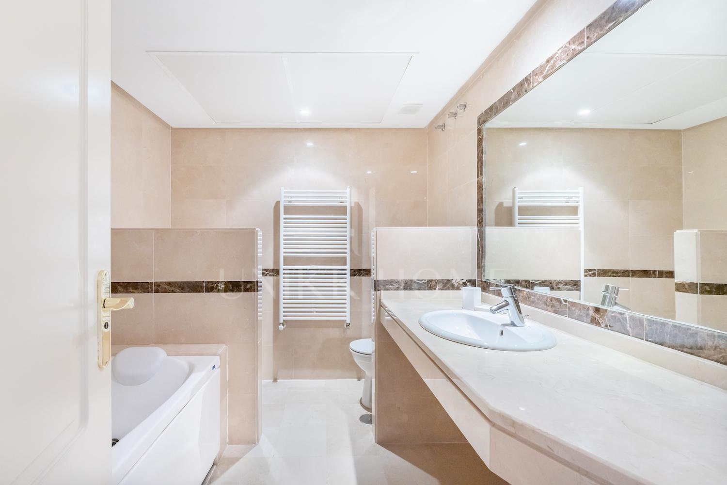 Luminoso y amplio apartamento en planta baja de una habitación situado en la zona más codiciada de Atalaya de Río Verde, Marbella