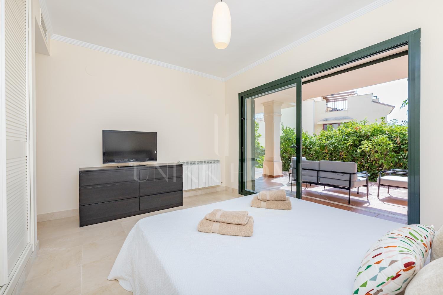 Luminoso y amplio apartamento en planta baja de una habitación situado en la zona más codiciada de Atalaya de Río Verde, Marbella