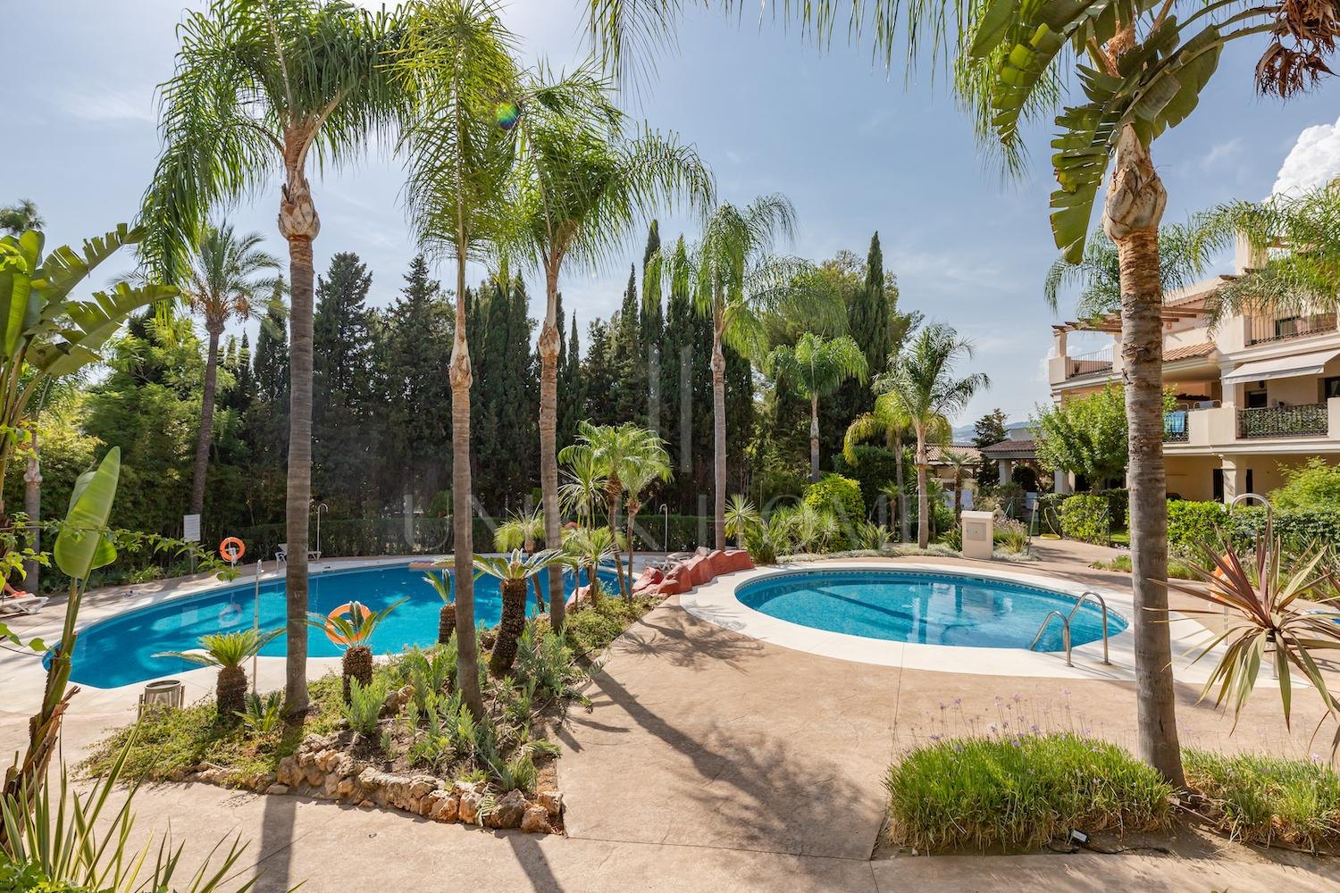 Luminoso y amplio apartamento en planta baja de una habitación situado en la zona más codiciada de Atalaya de Río Verde, Marbella
