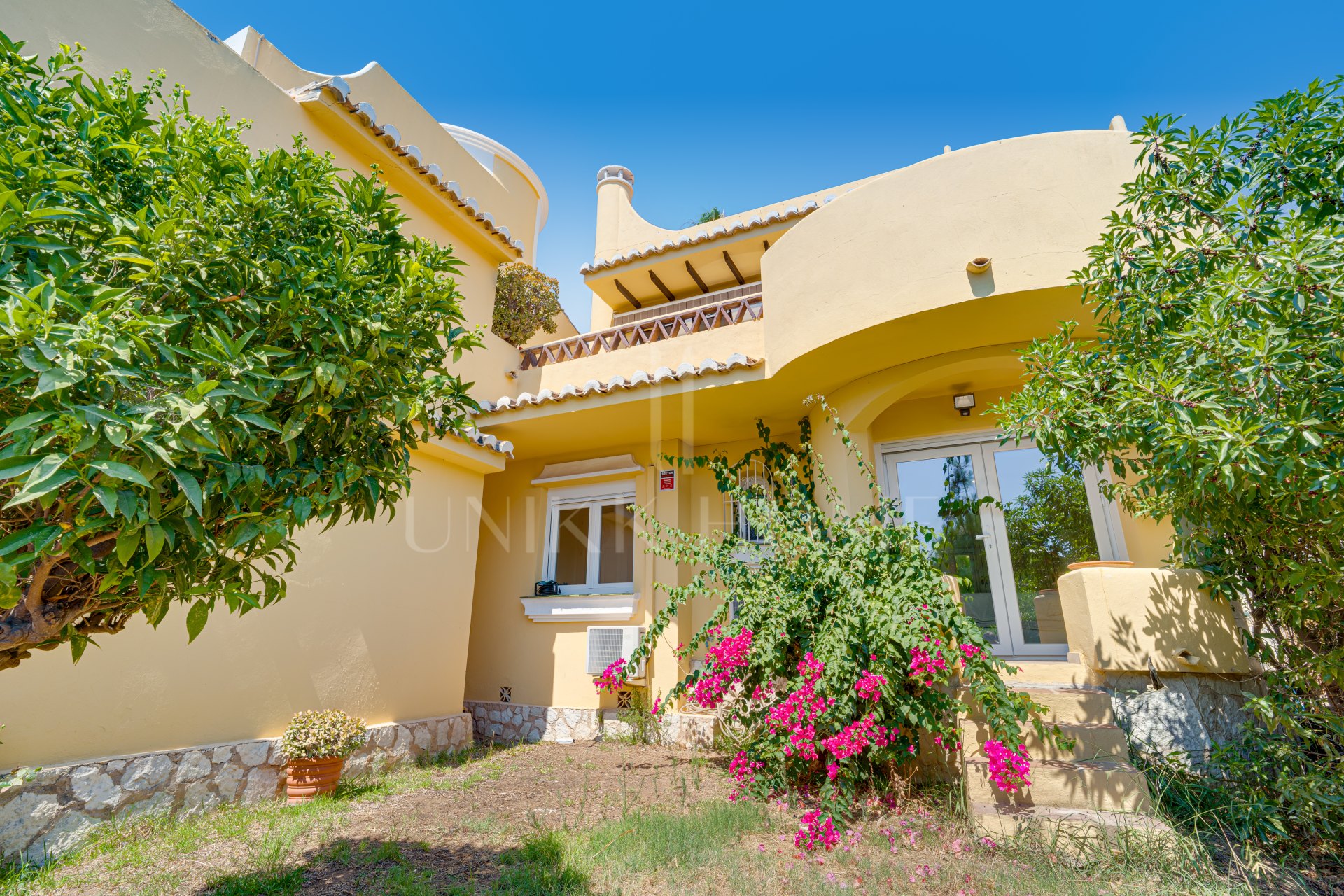 Charming three-bedroom townhouse located in Calahonda, Mijas Costa with sea views