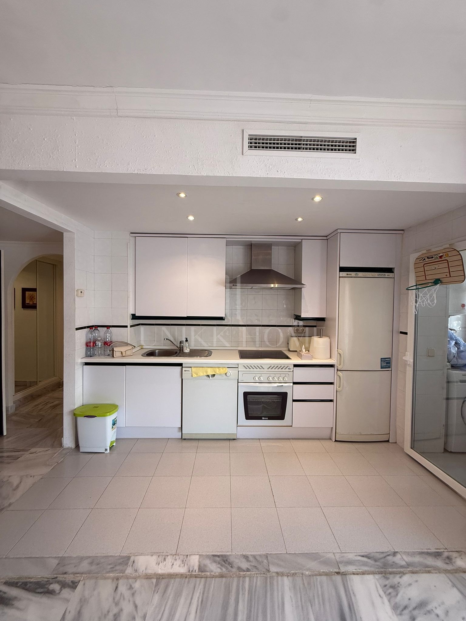Dos dormitorios, apartamento orientado al oeste en la comunidad cerrada de La Dama De Noche