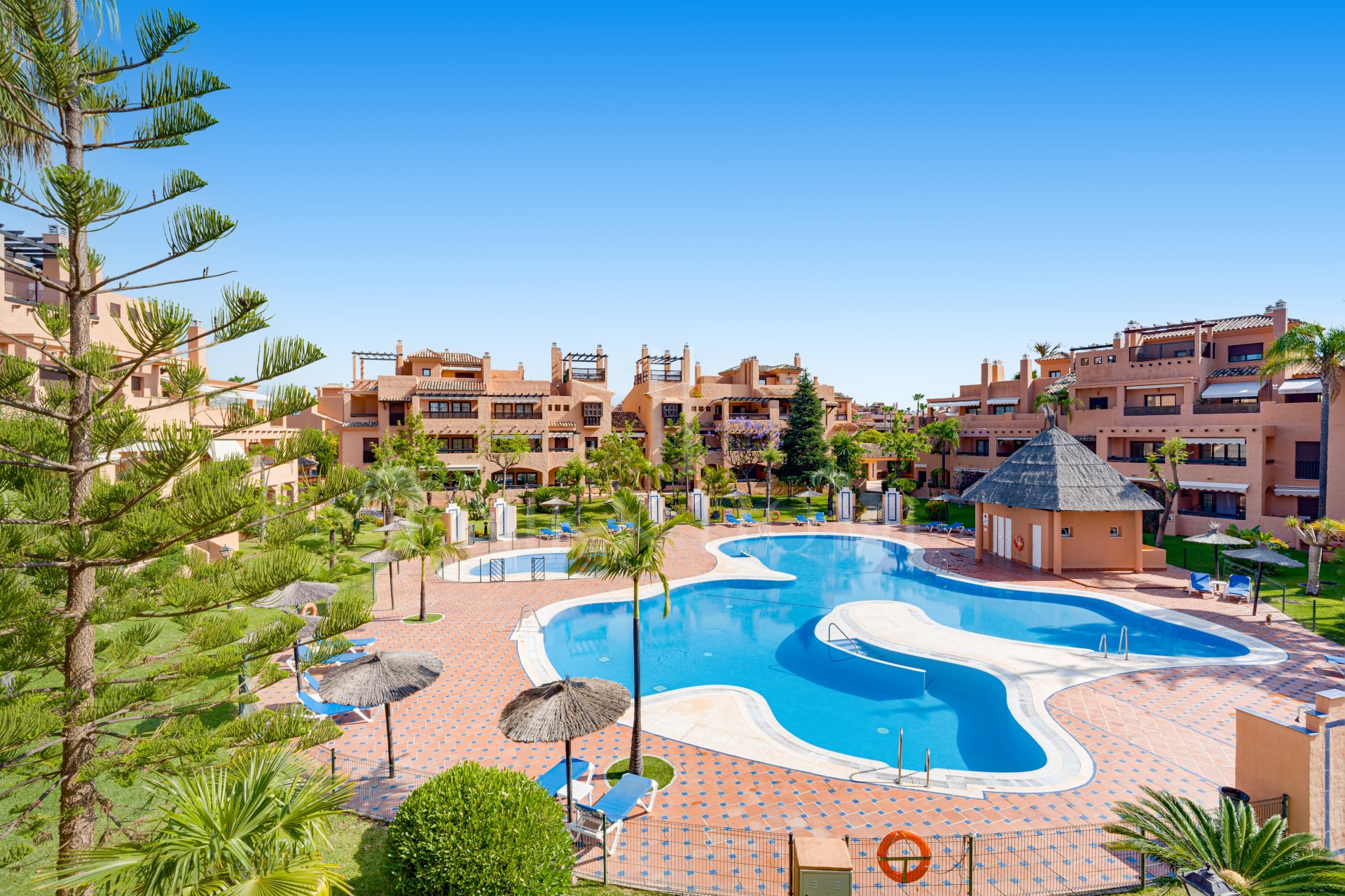 Impresionante orientada al sur, cuatro dormitorios, ático dúplex, situado en una comunidad de Estepona