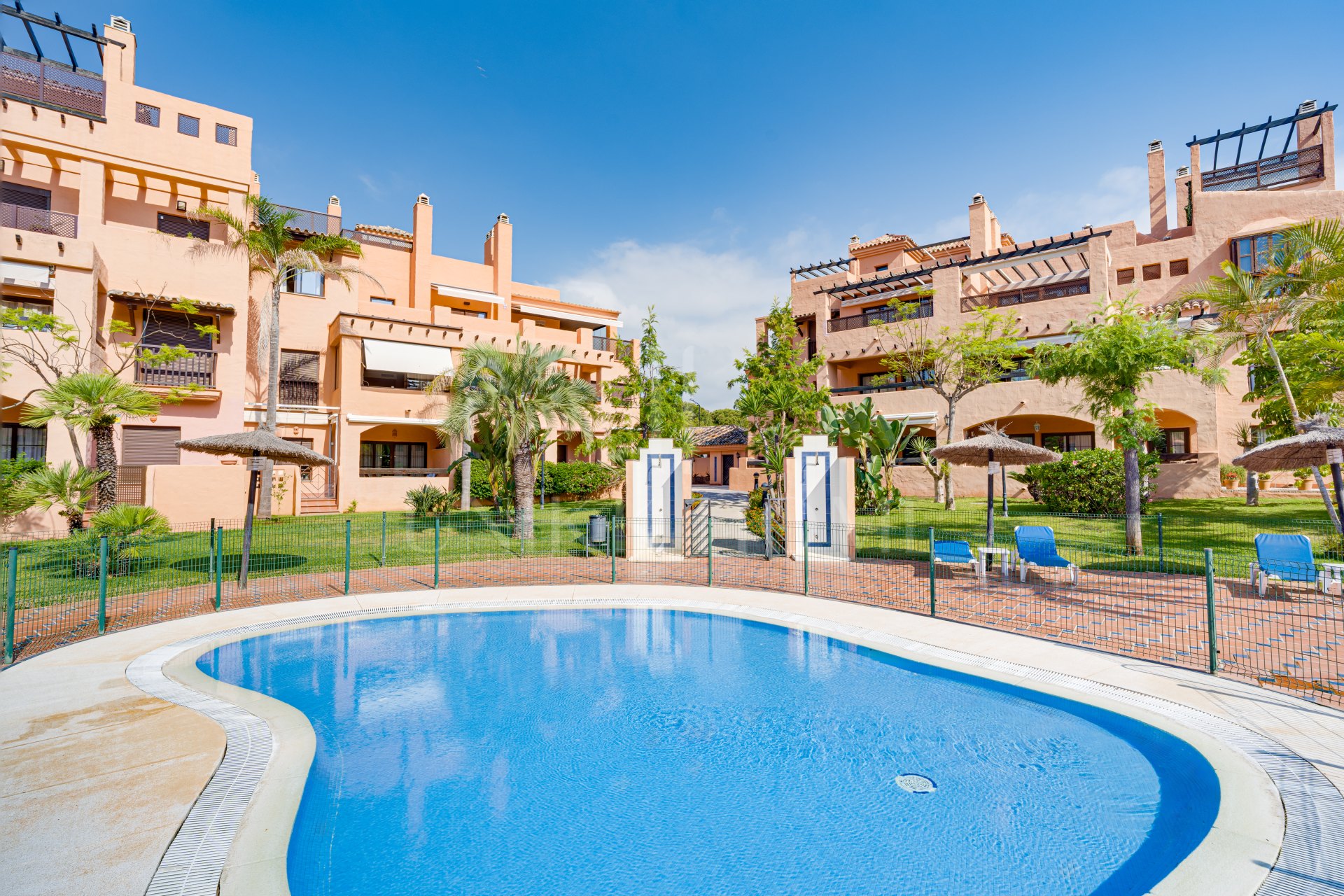 Impresionante orientada al sur, cuatro dormitorios, ático dúplex, situado en una comunidad de Estepona