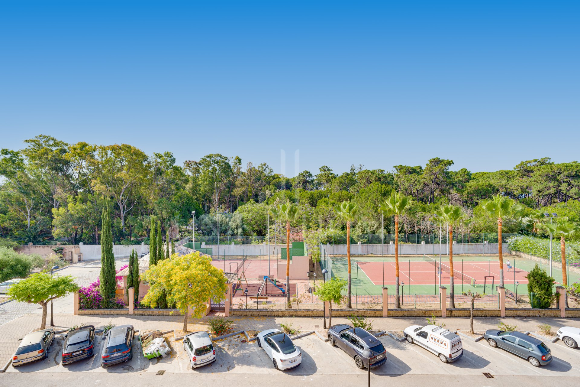 Impresionante orientada al sur, cuatro dormitorios, ático dúplex, situado en una comunidad de Estepona